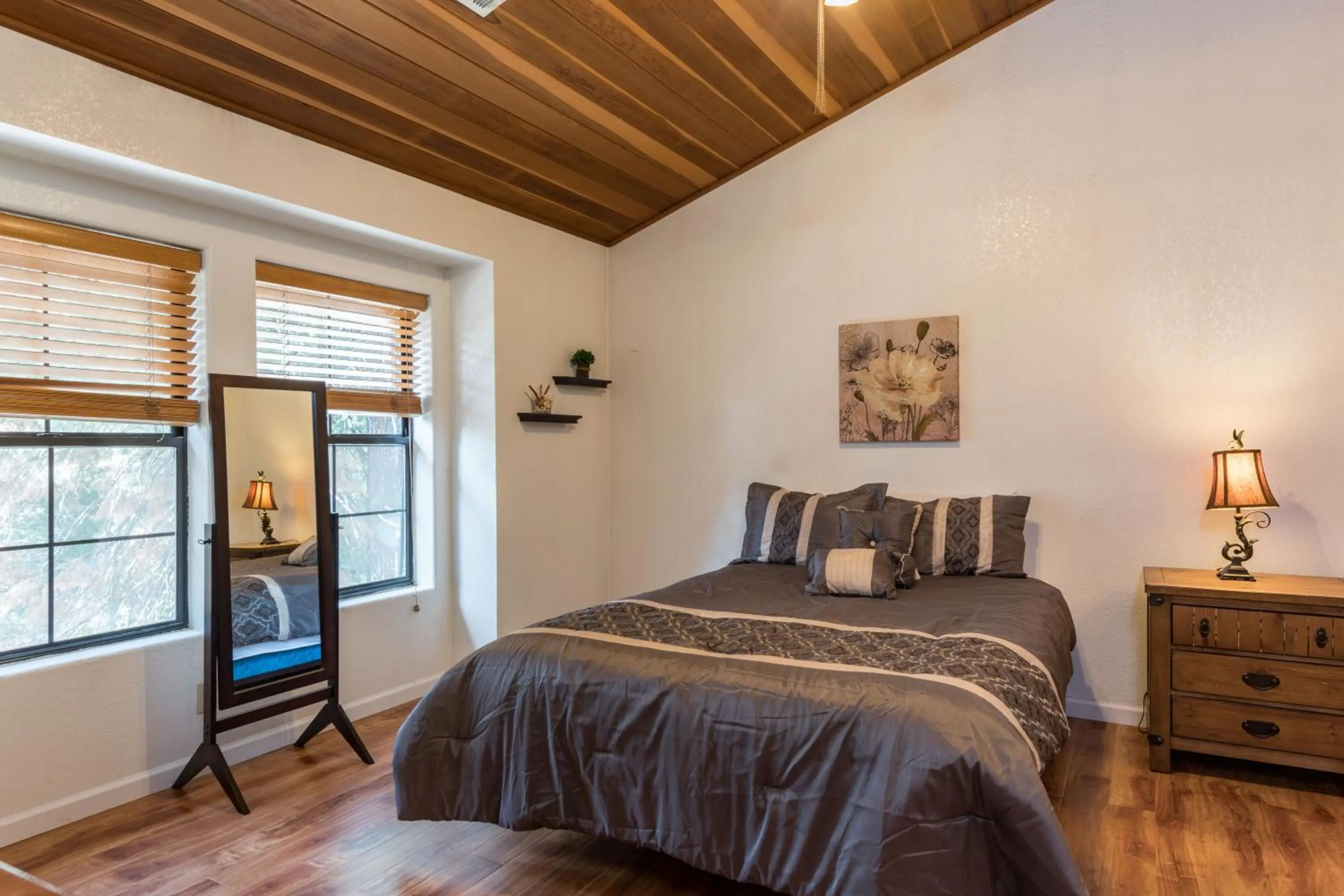 Bedroom, Bed in Inside Yosemite Mountain Beauty