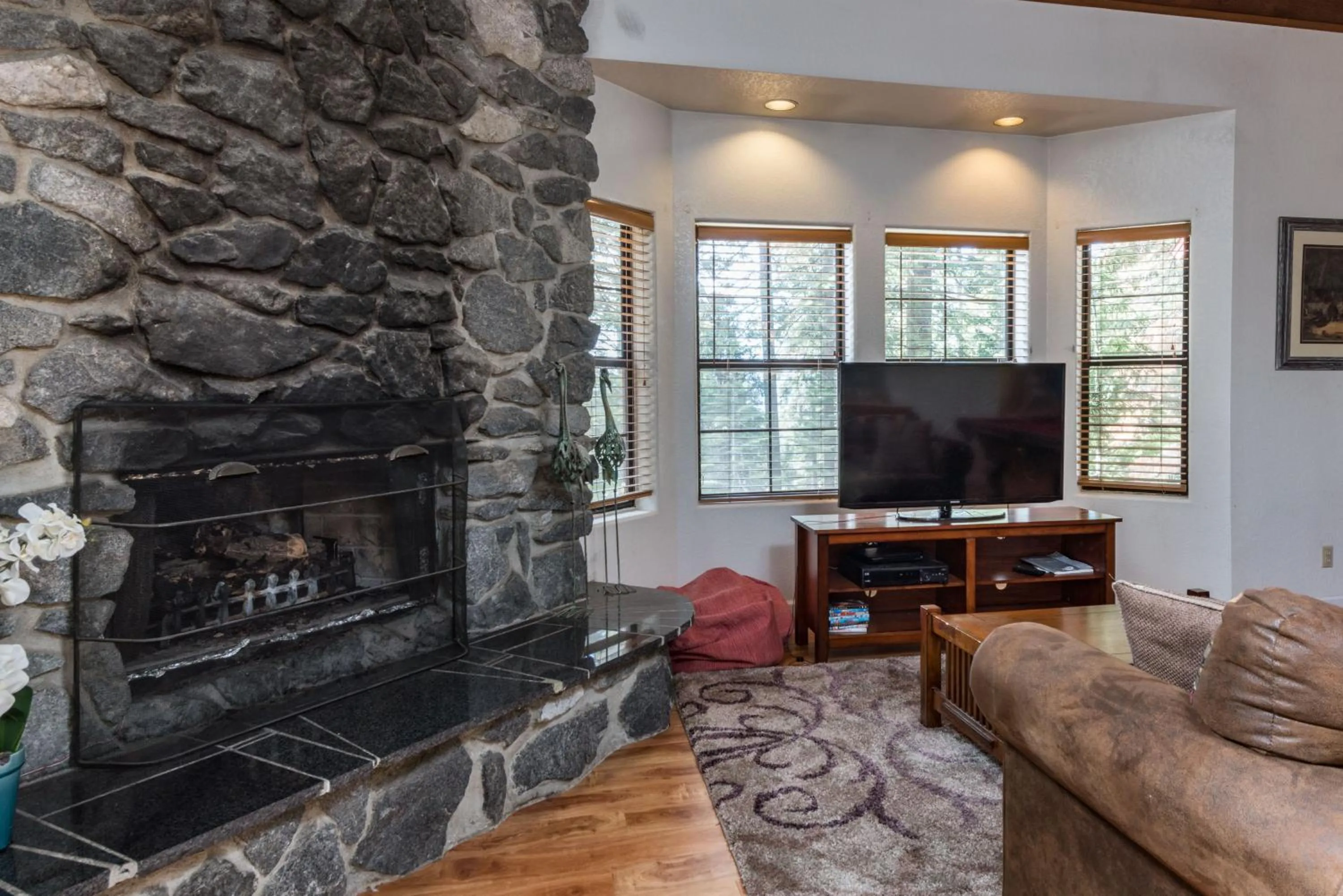 Communal lounge/ TV room in Inside Yosemite Mountain Beauty