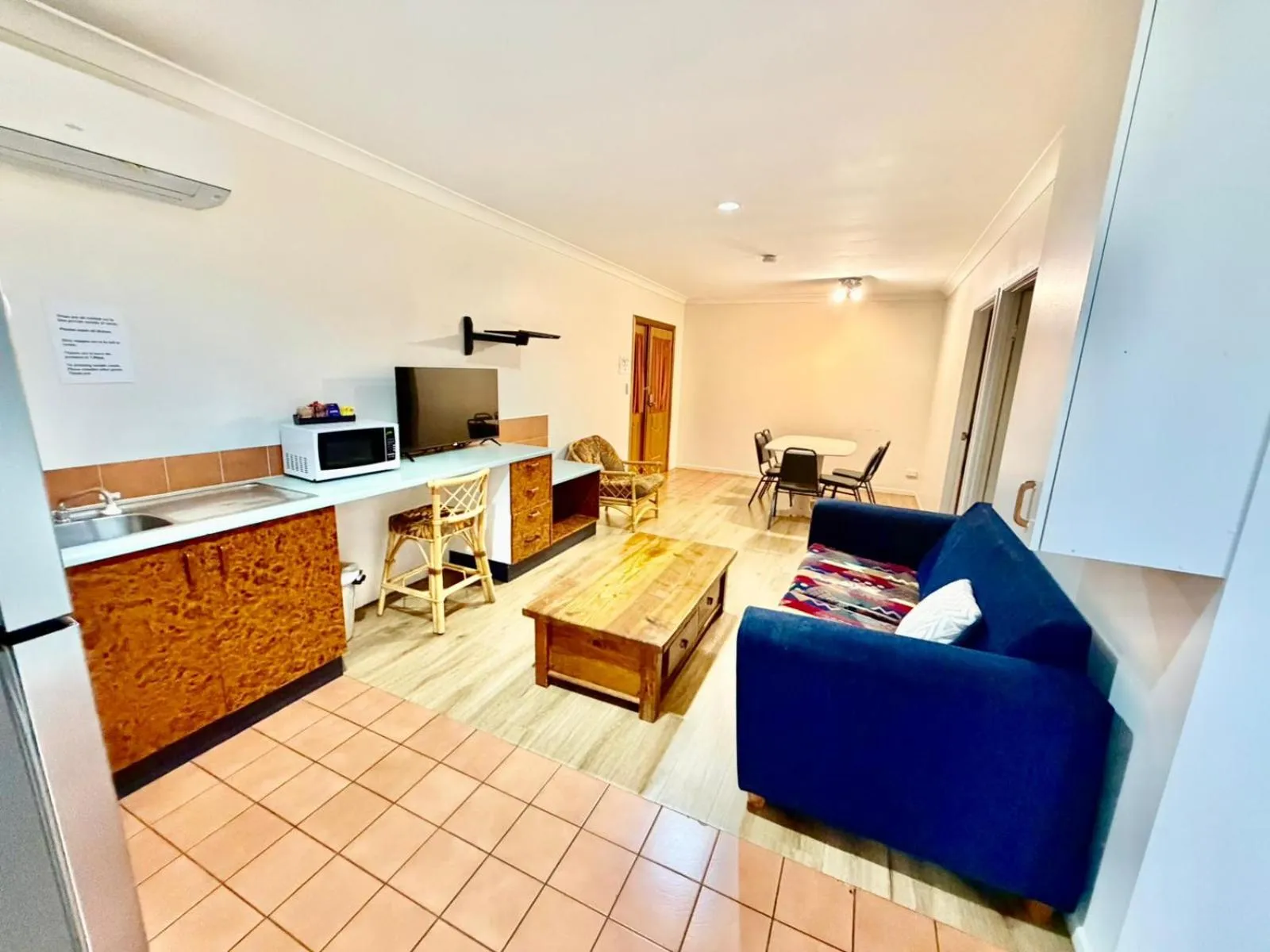 Living room in Townview Motel