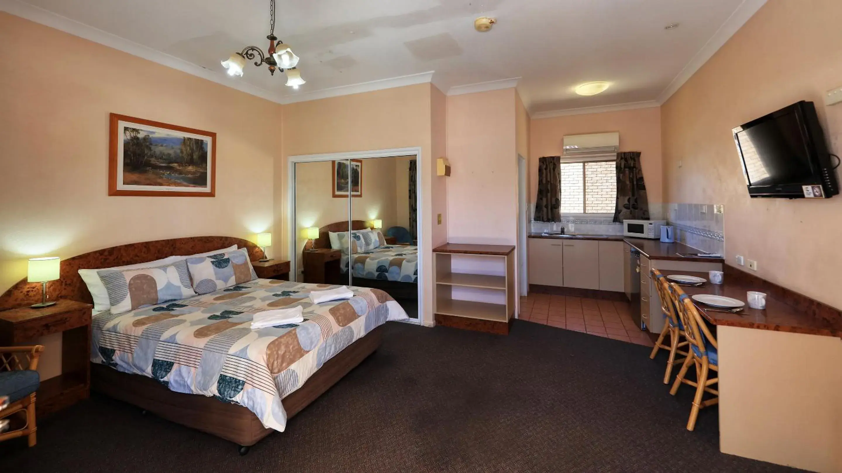 Deluxe Queen Room in Townview Motel Deluxe Queen Room in Townview Motel