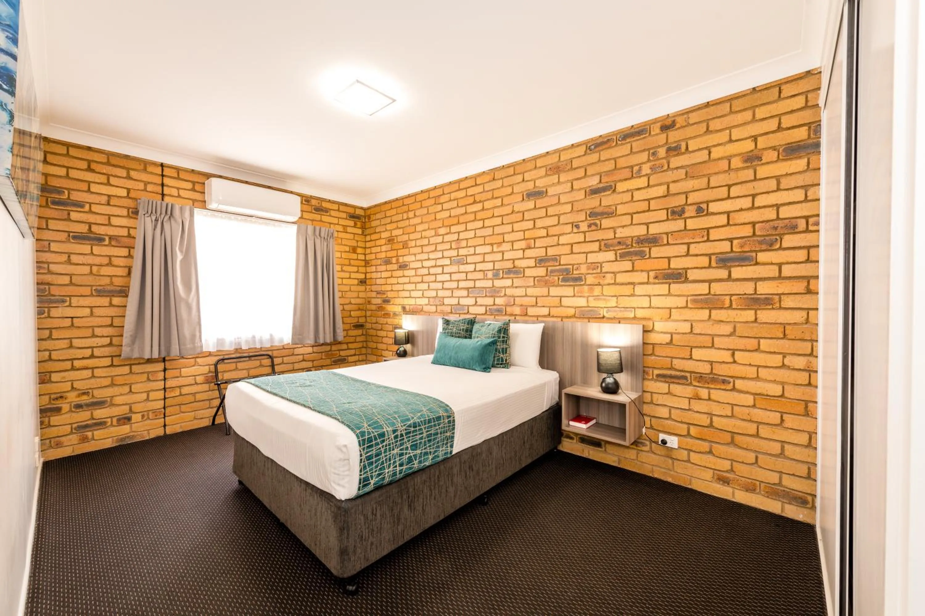 Bed in The Club Motor Inn Chinchilla