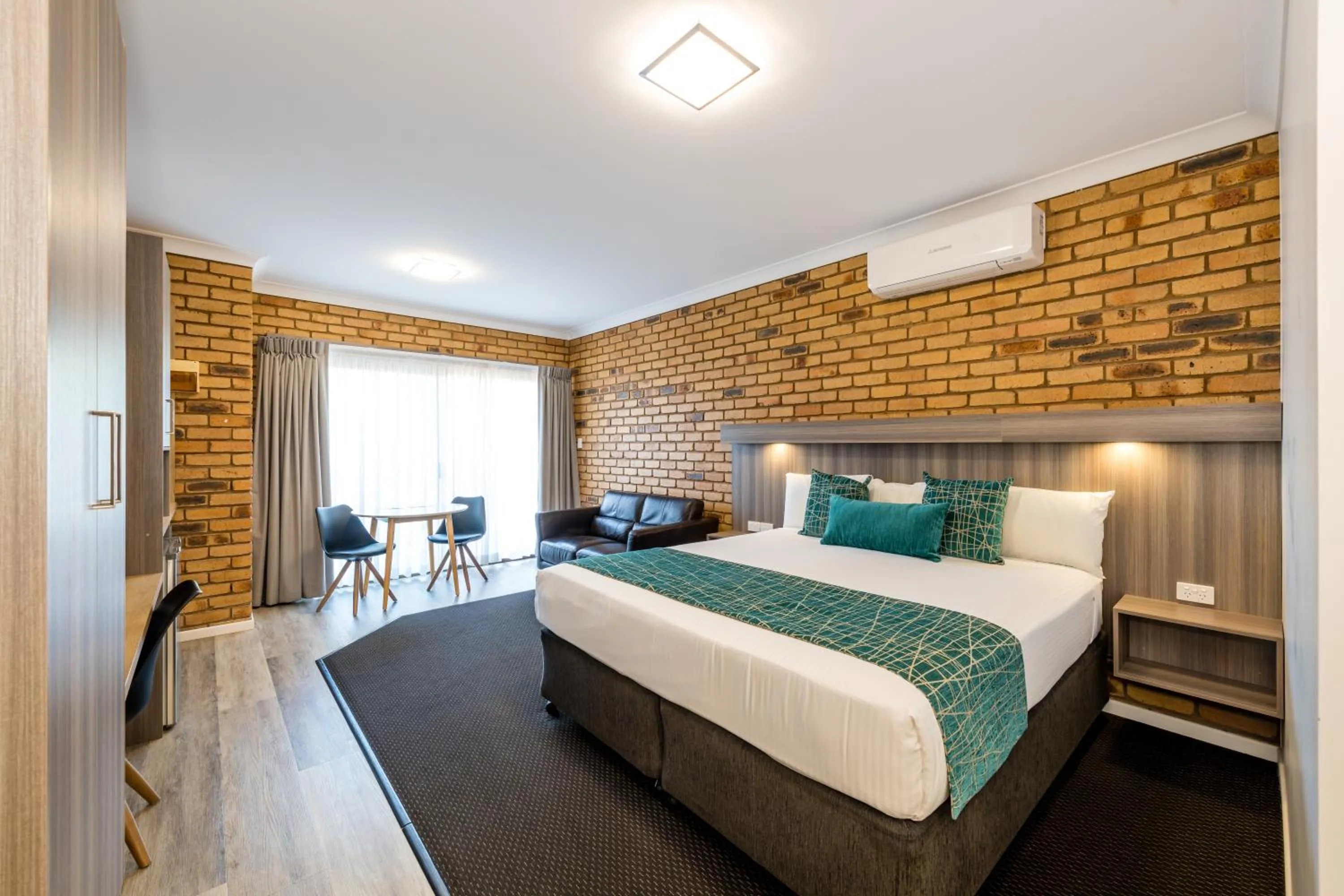 Bed in The Club Motor Inn Chinchilla