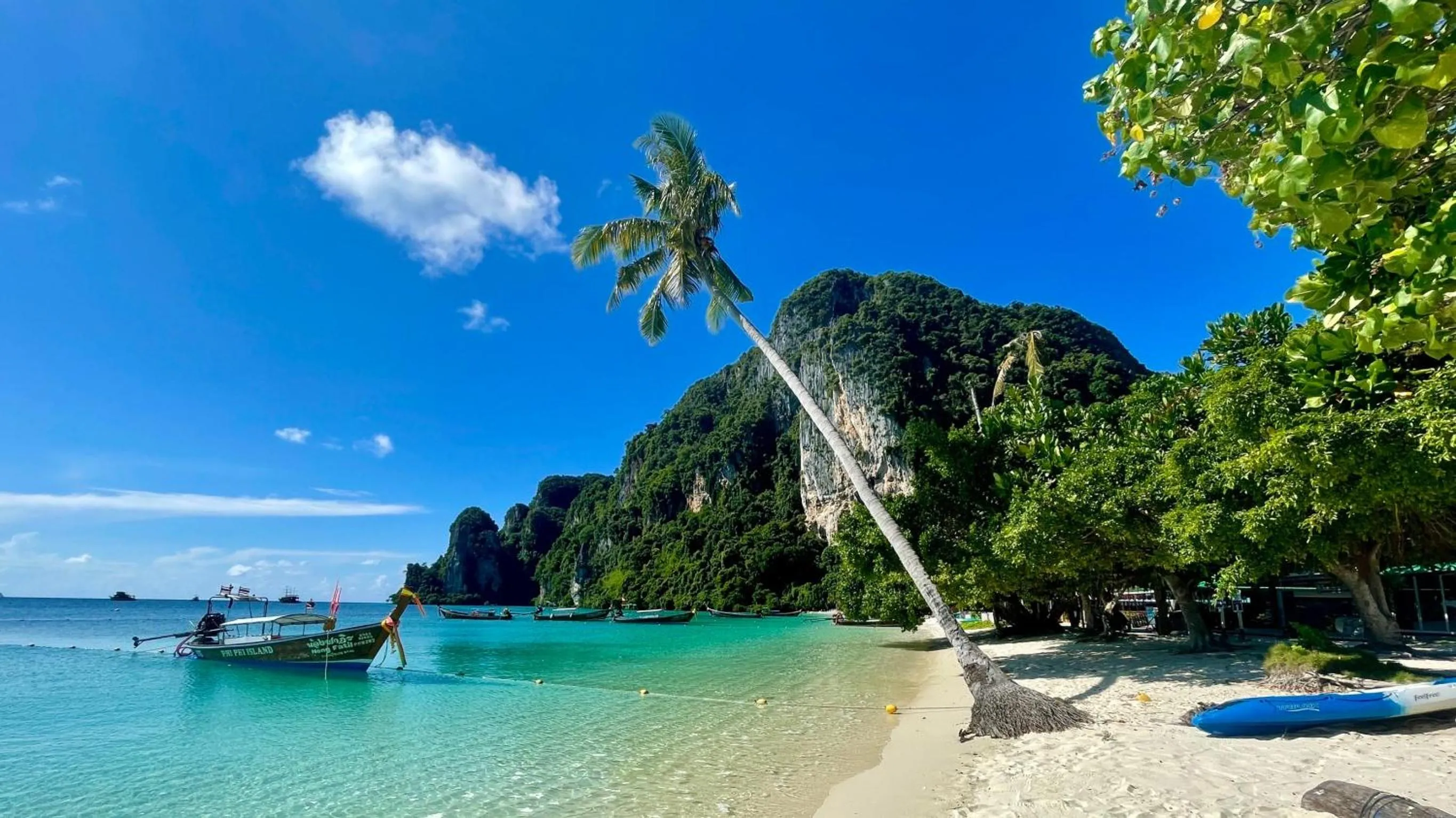 Beach in Phi Phi Cliff Beach Resort
