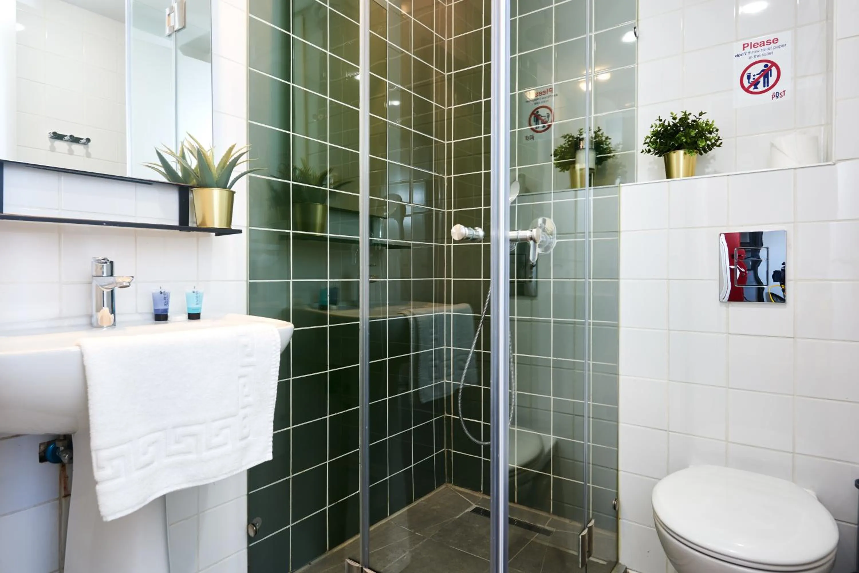 Shower in The Post Hostel Jerusalem