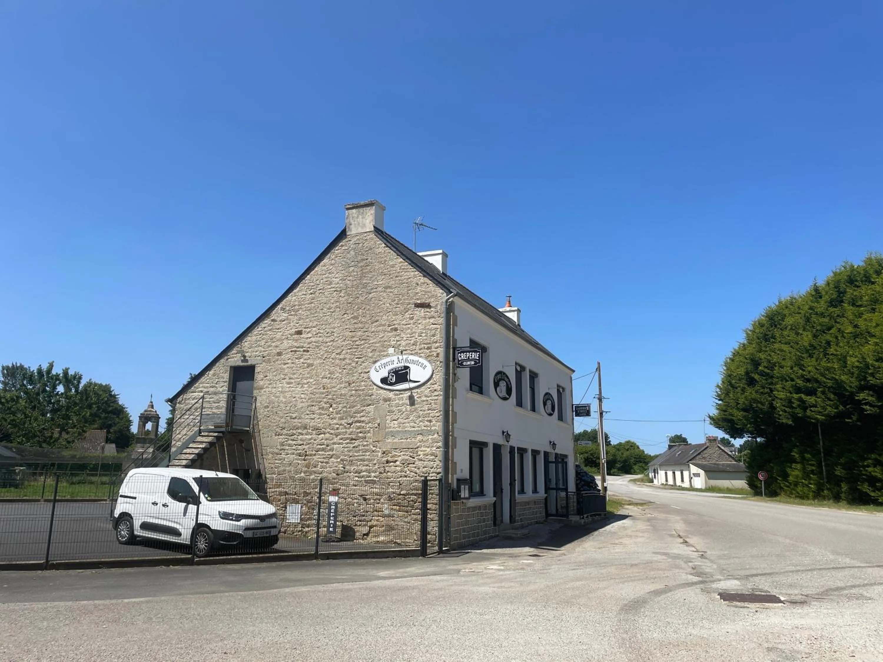 Facade/entrance in Le Bouthiry