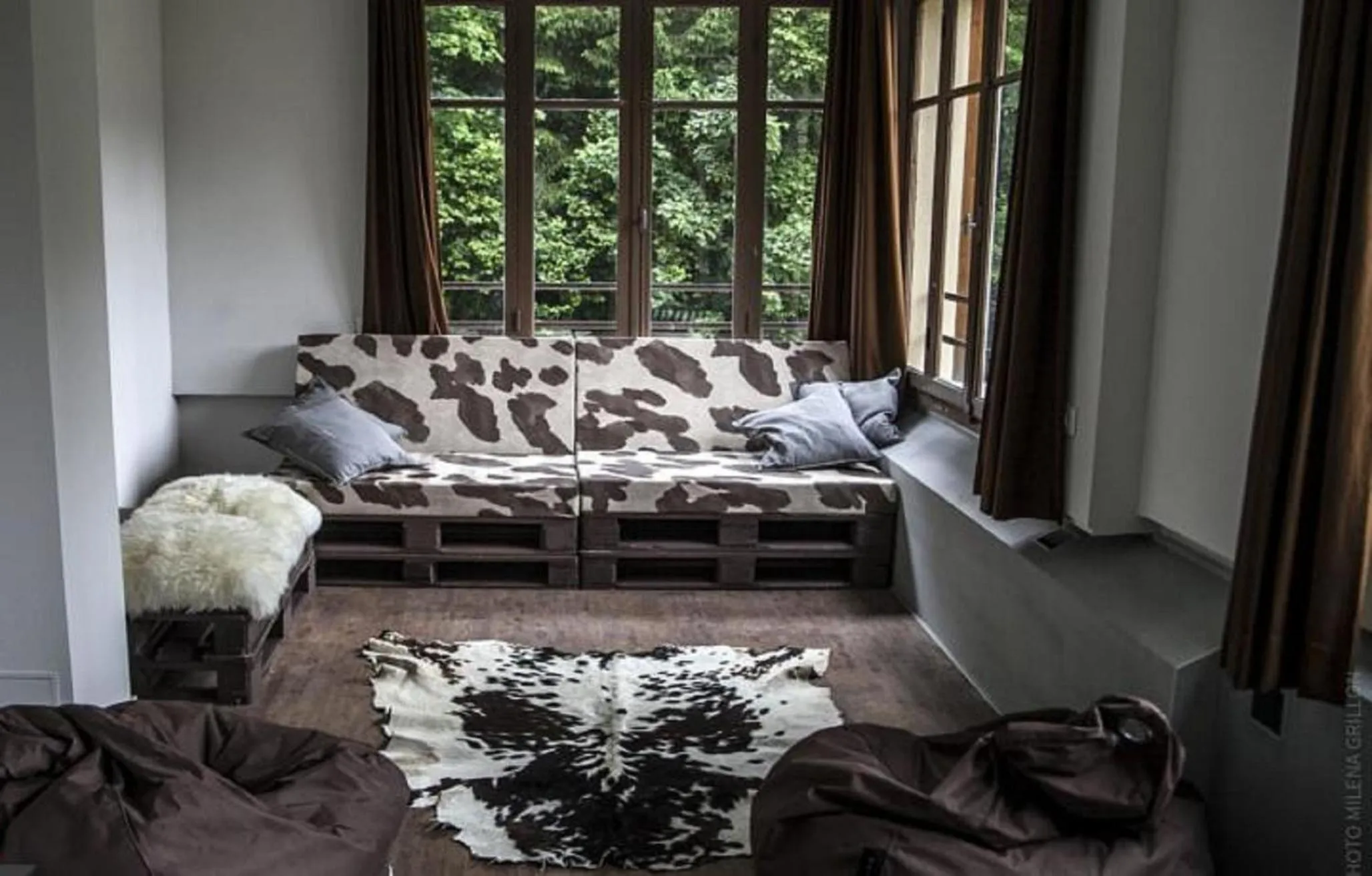 Communal lounge/ TV room in 1861 Châtel Hostel