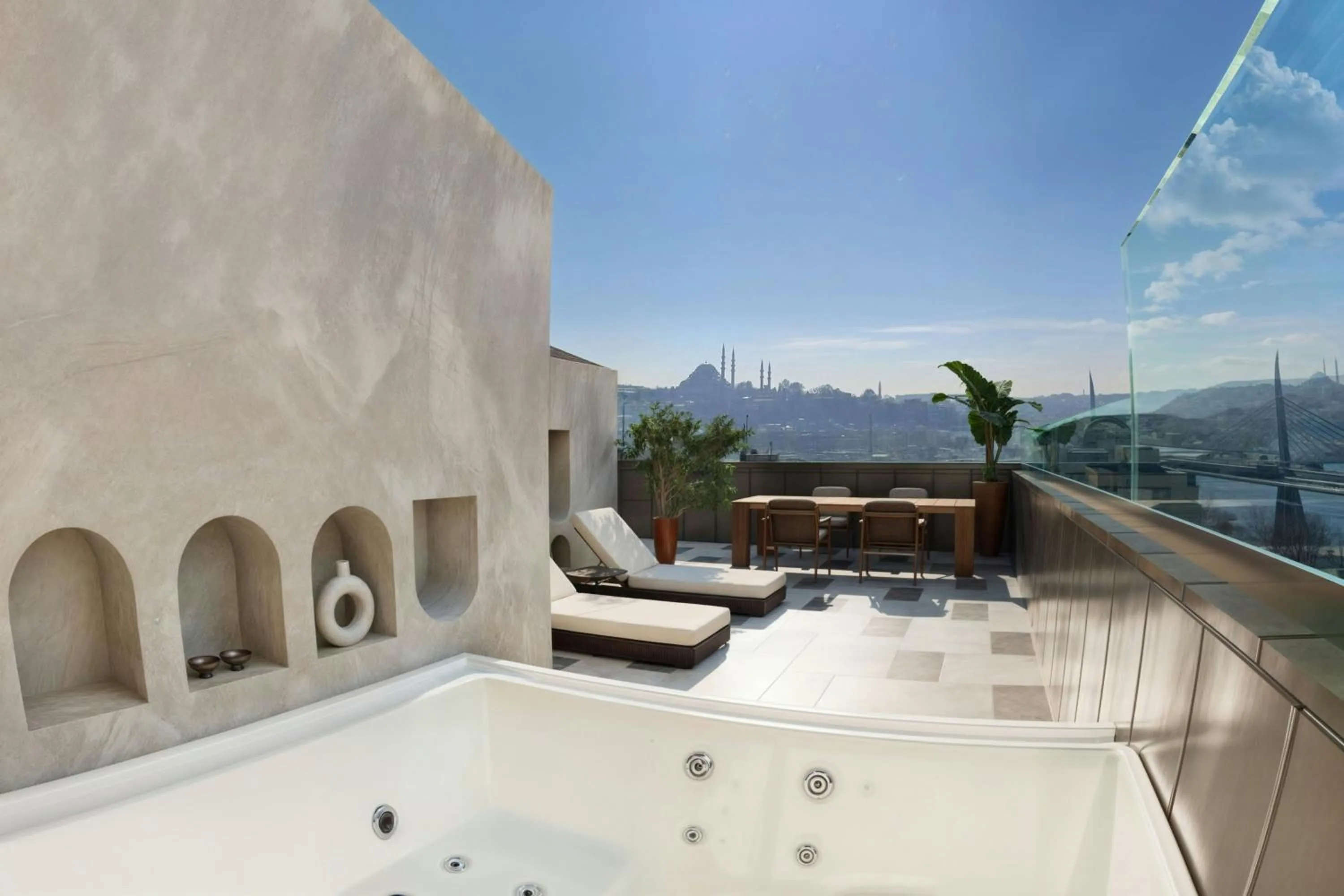 Photo of the whole room in Aloft Istanbul Karakoy