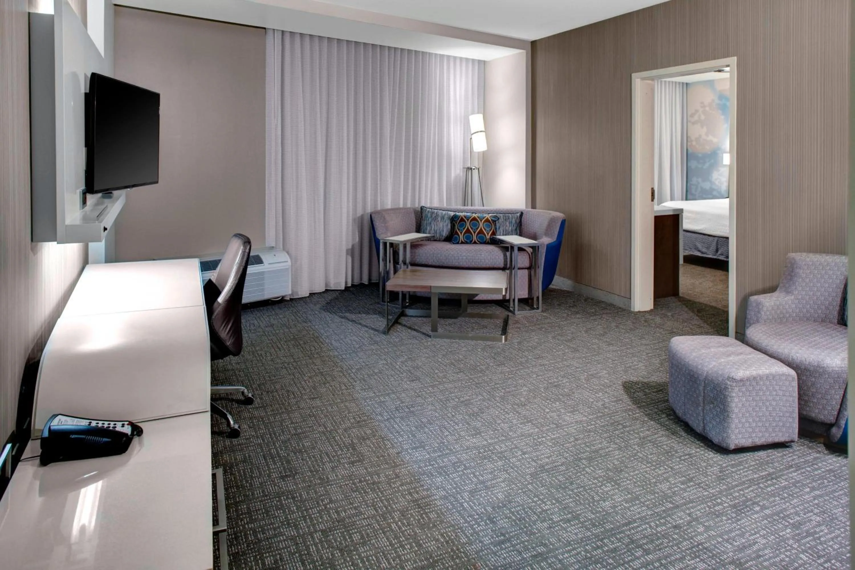 Living room in Courtyard by Marriott Carrollton