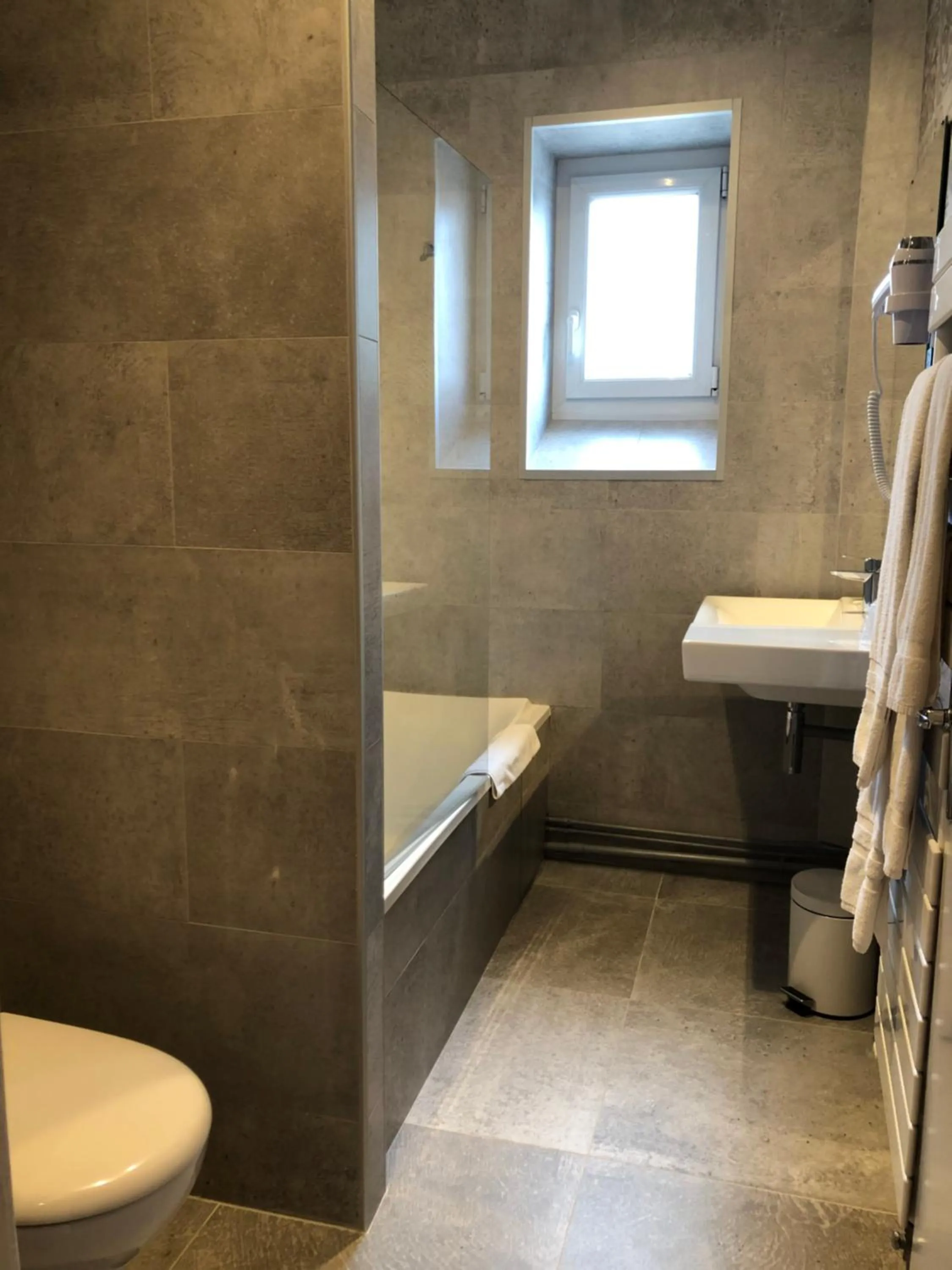 Toilet in Hotel La Villa Fleurie