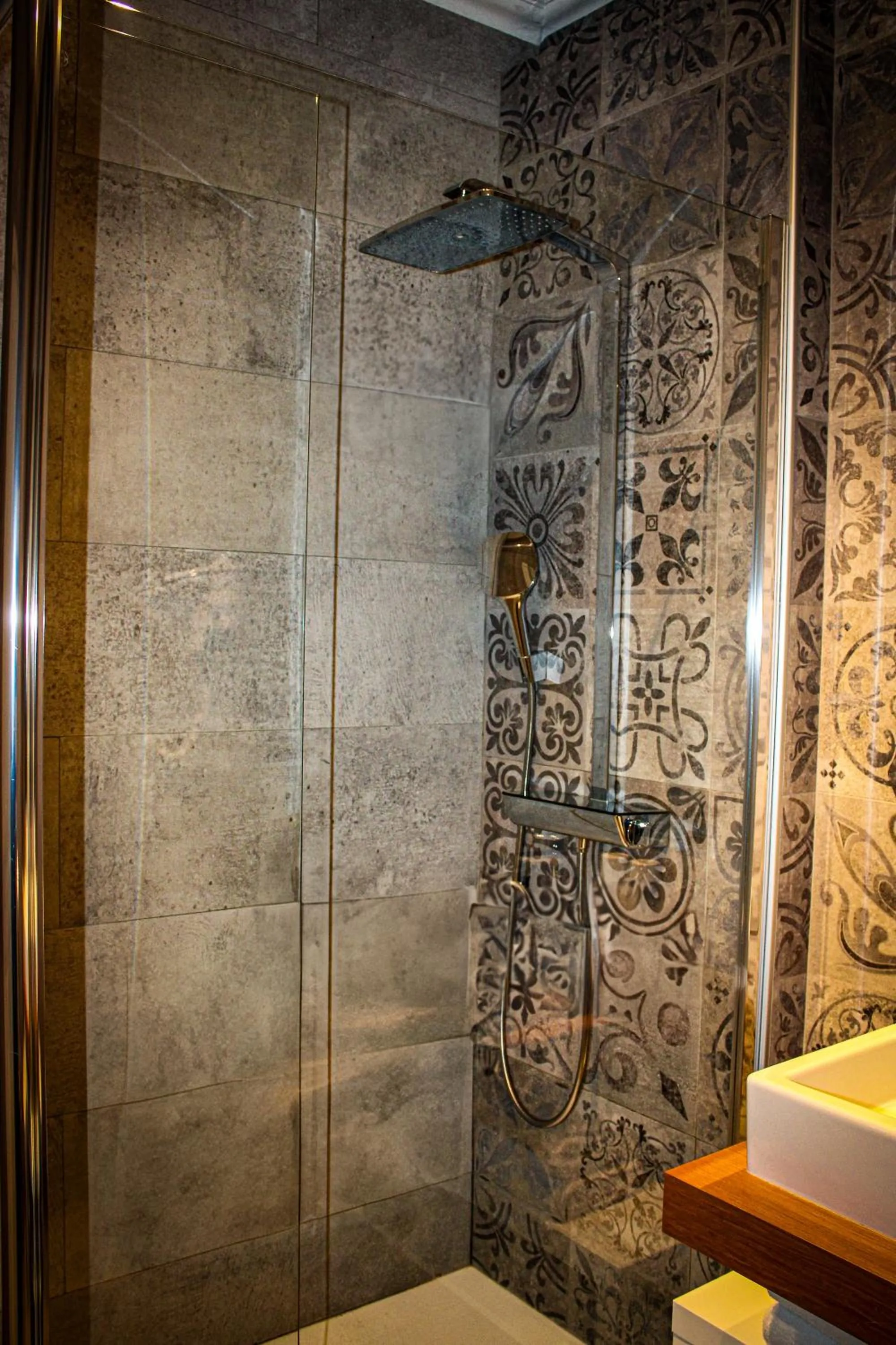 Shower in Hotel La Villa Fleurie