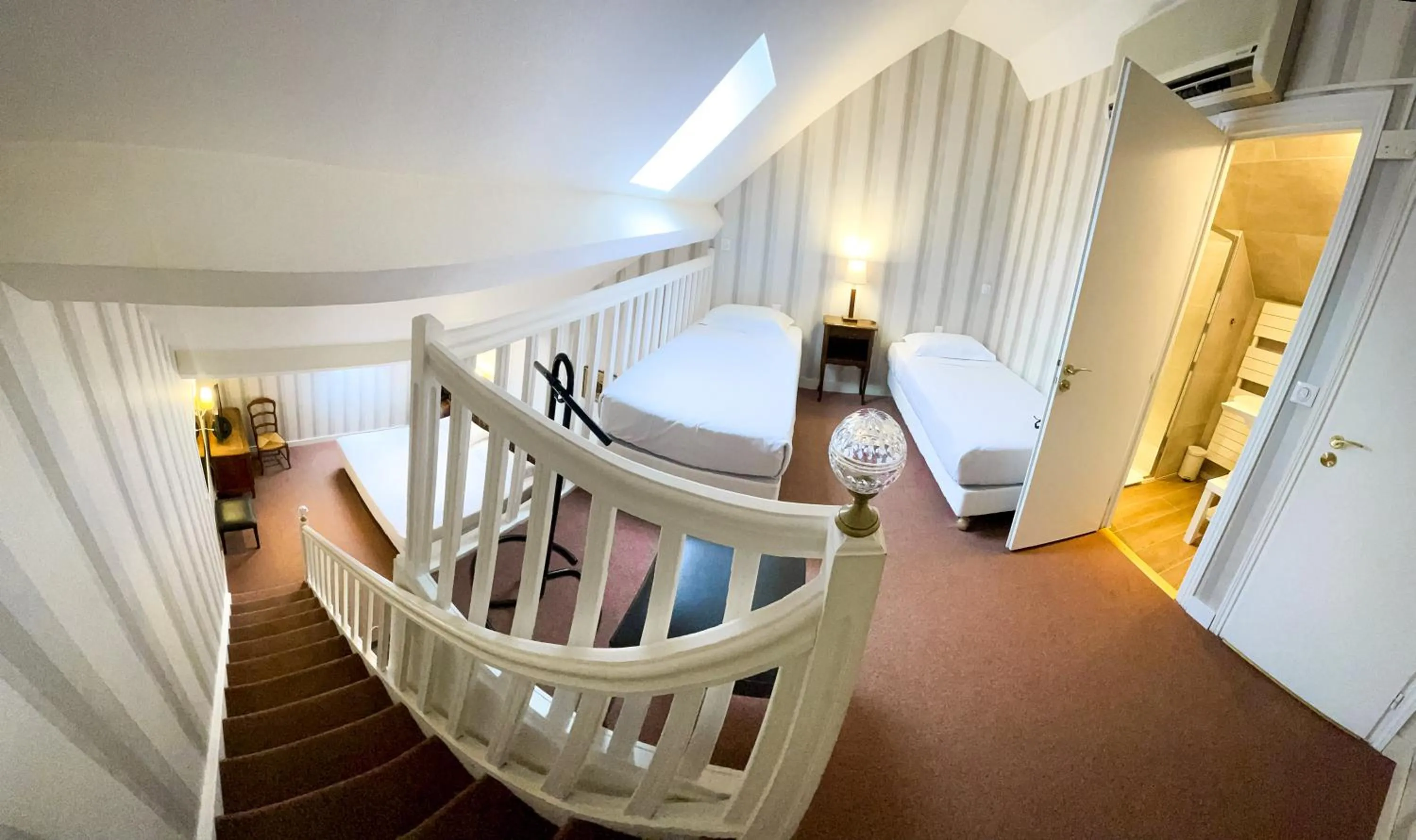 Bed in Hotel La Villa Fleurie