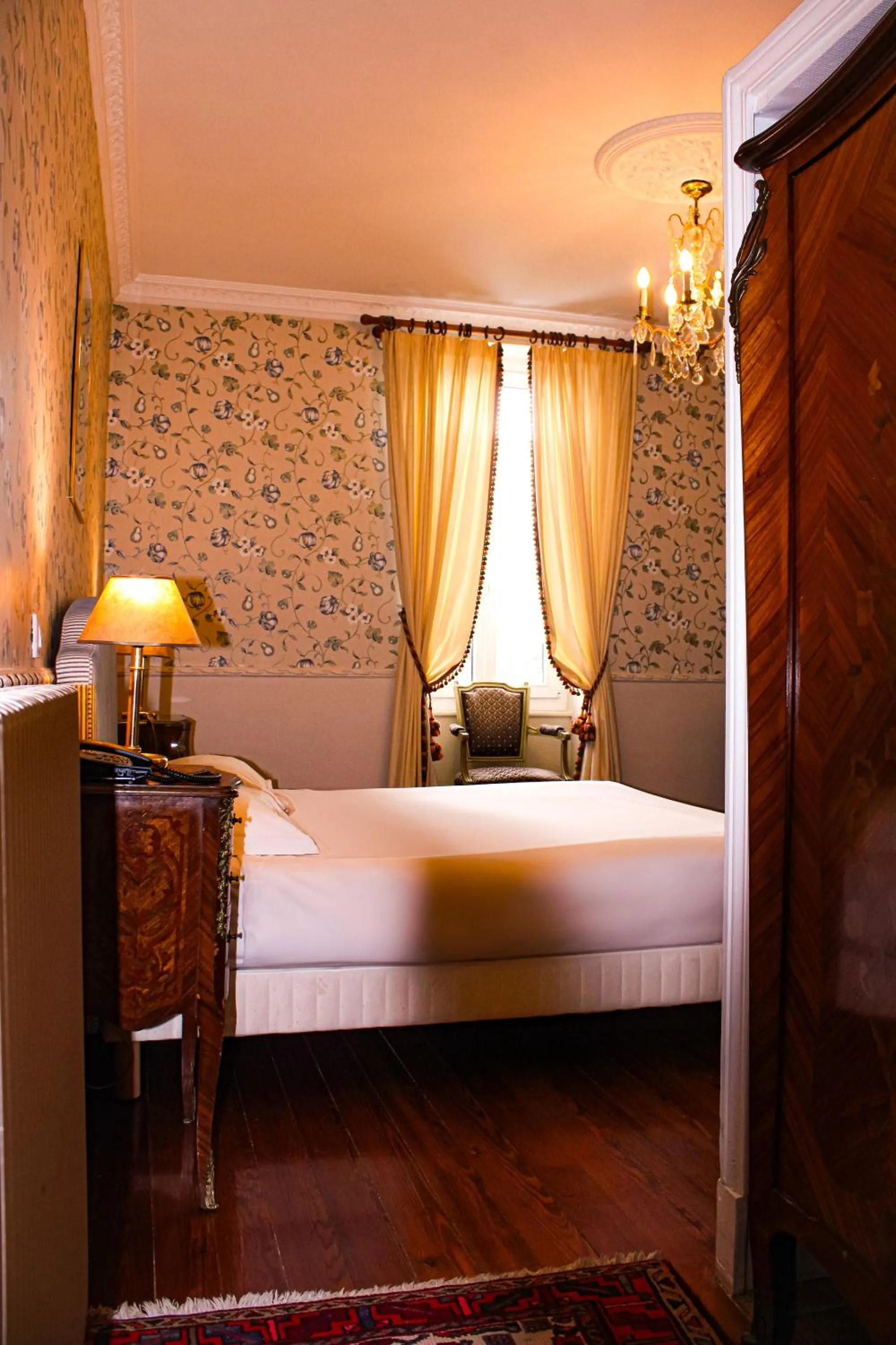 Bedroom, Bed in Hotel La Villa Fleurie