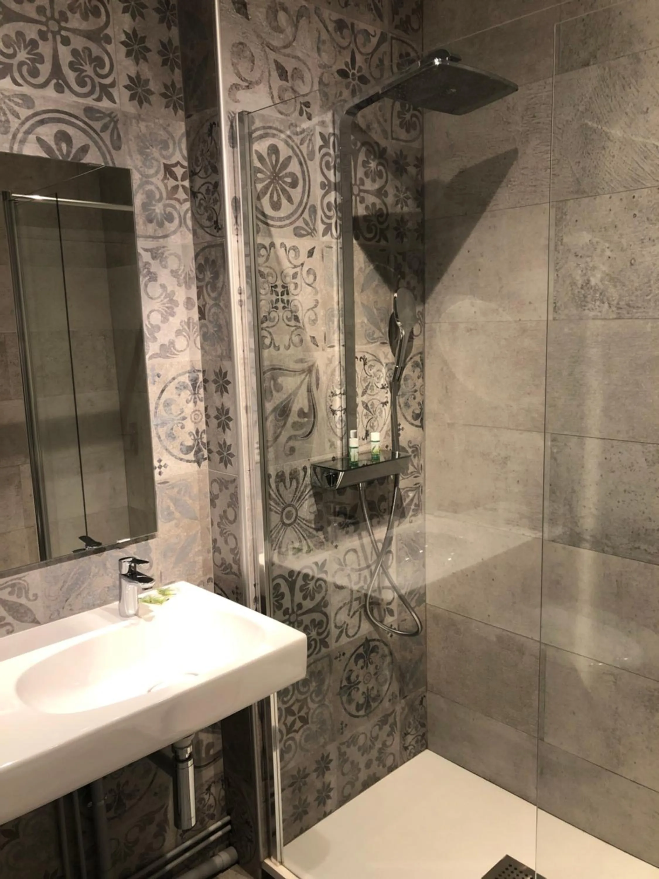 Shower in Hotel La Villa Fleurie