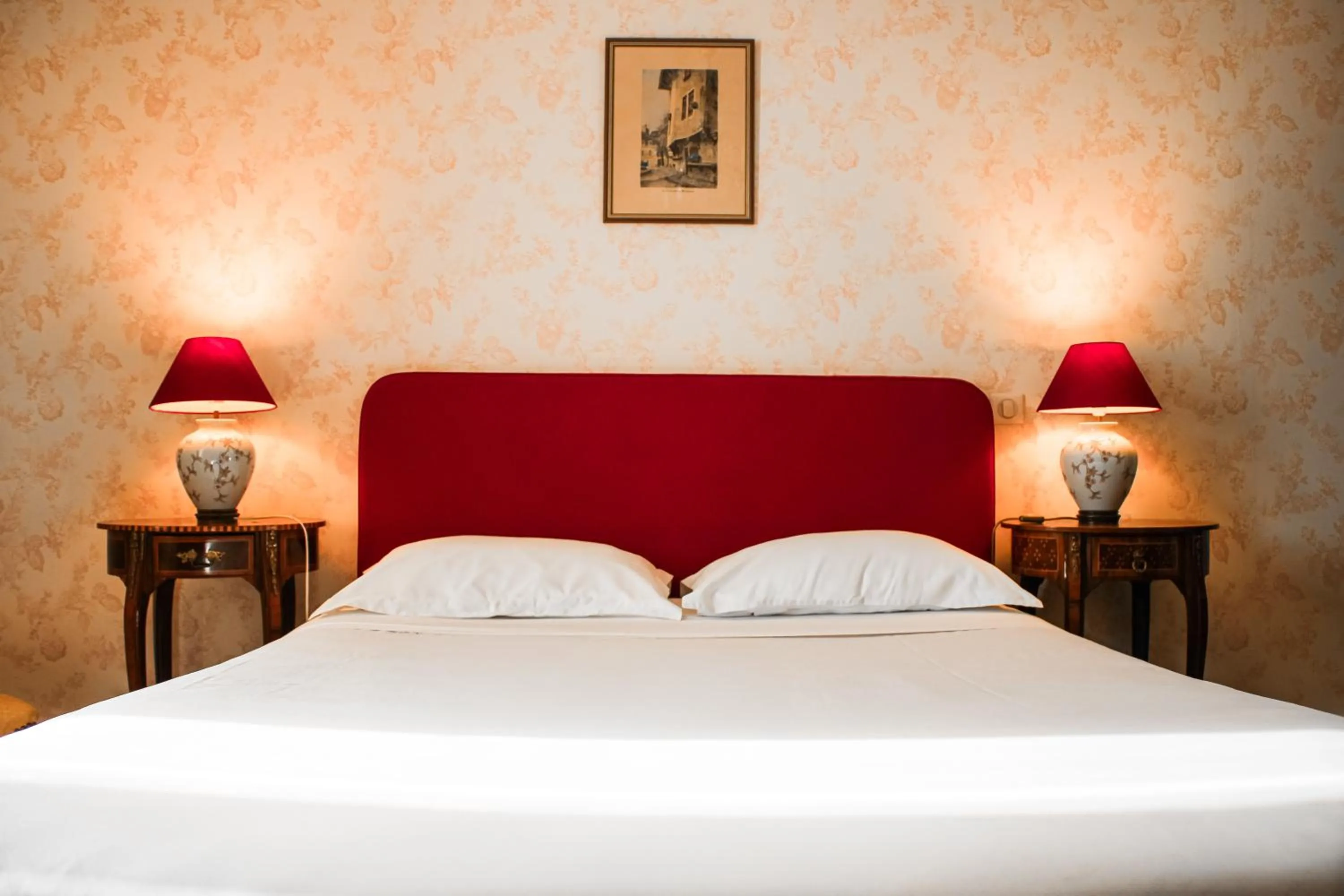 Bed in Hotel La Villa Fleurie