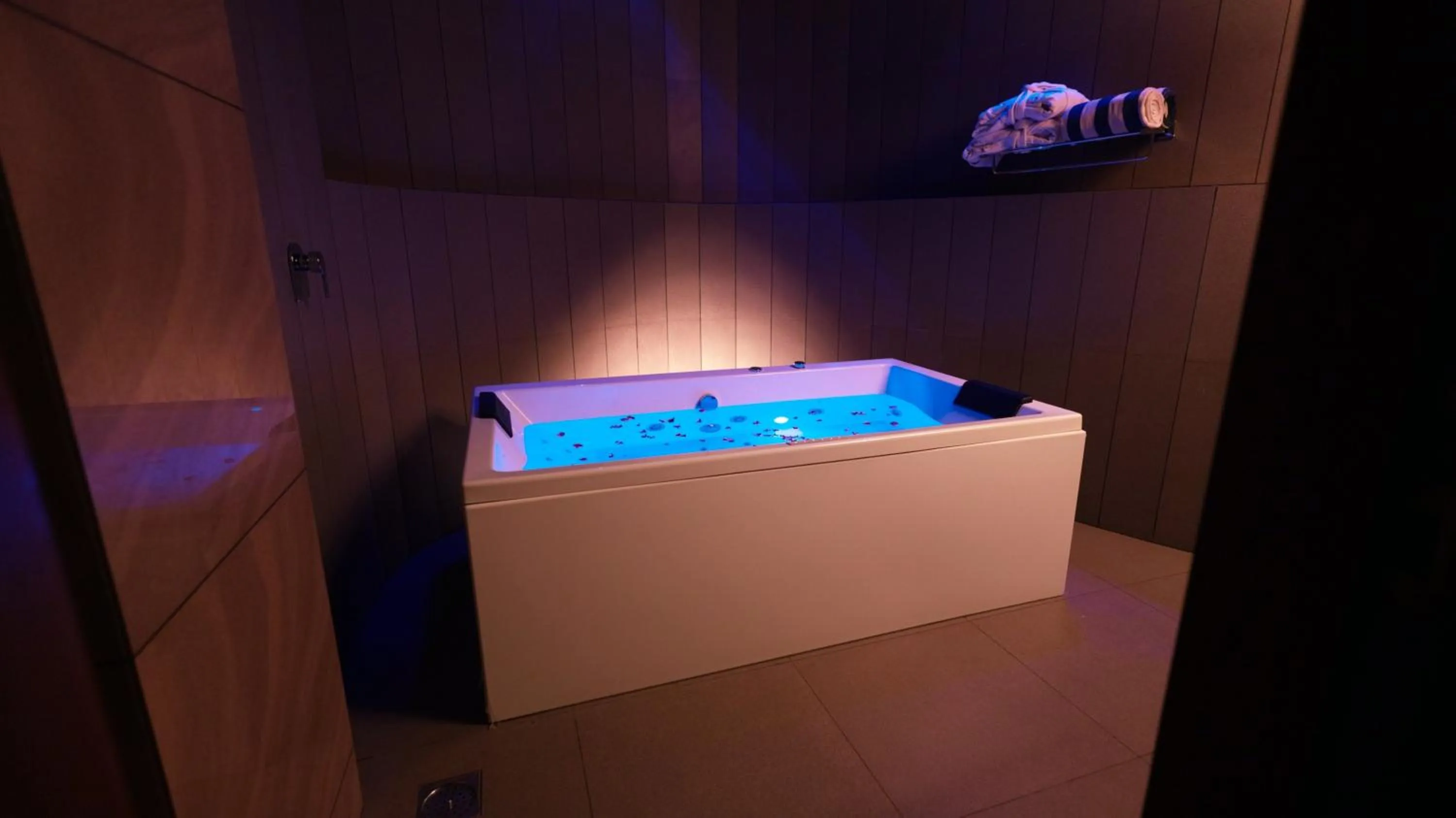 Hot Tub in Forest Canopy Thekkady