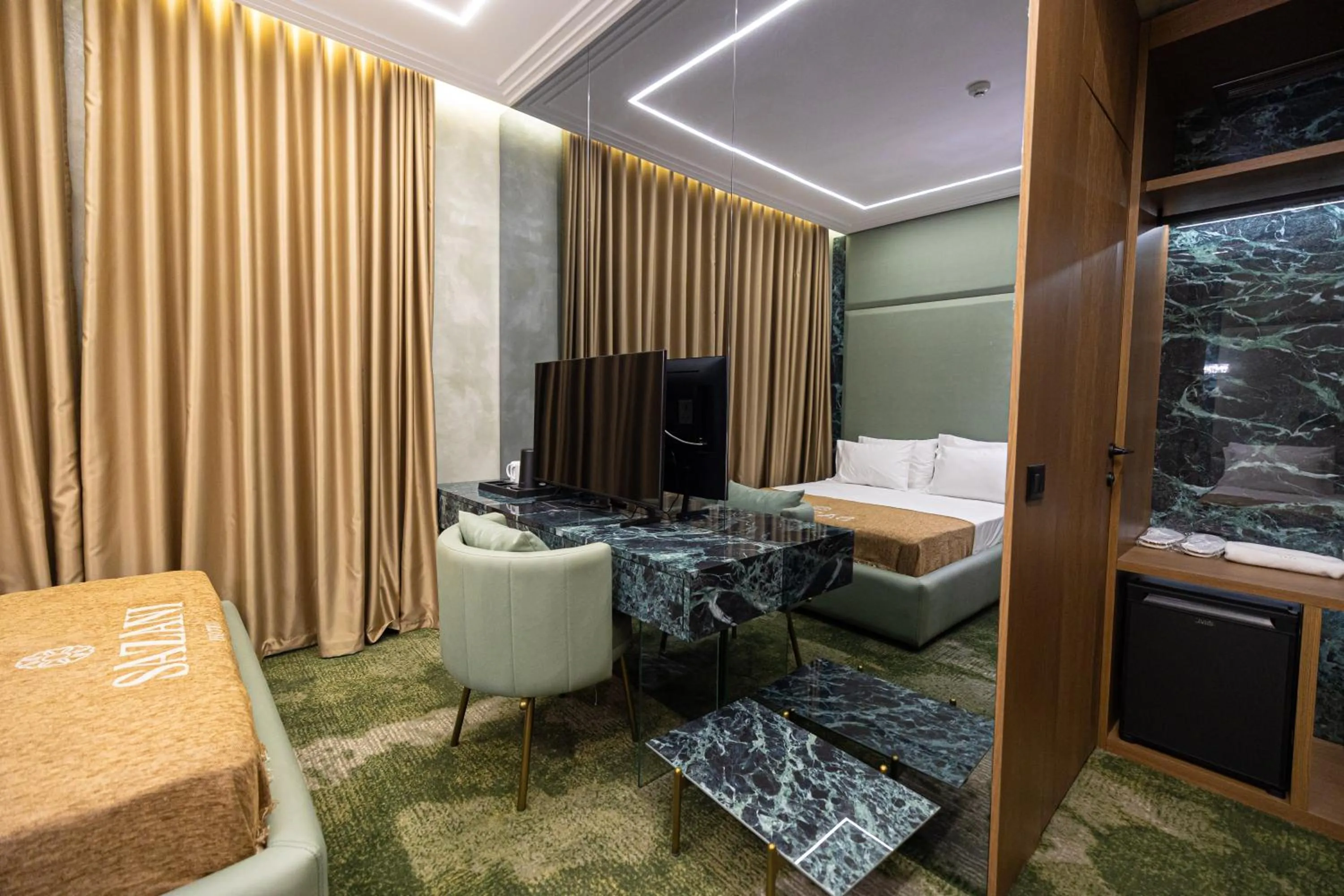 TV and multimedia, Bed in Sazani Hotel