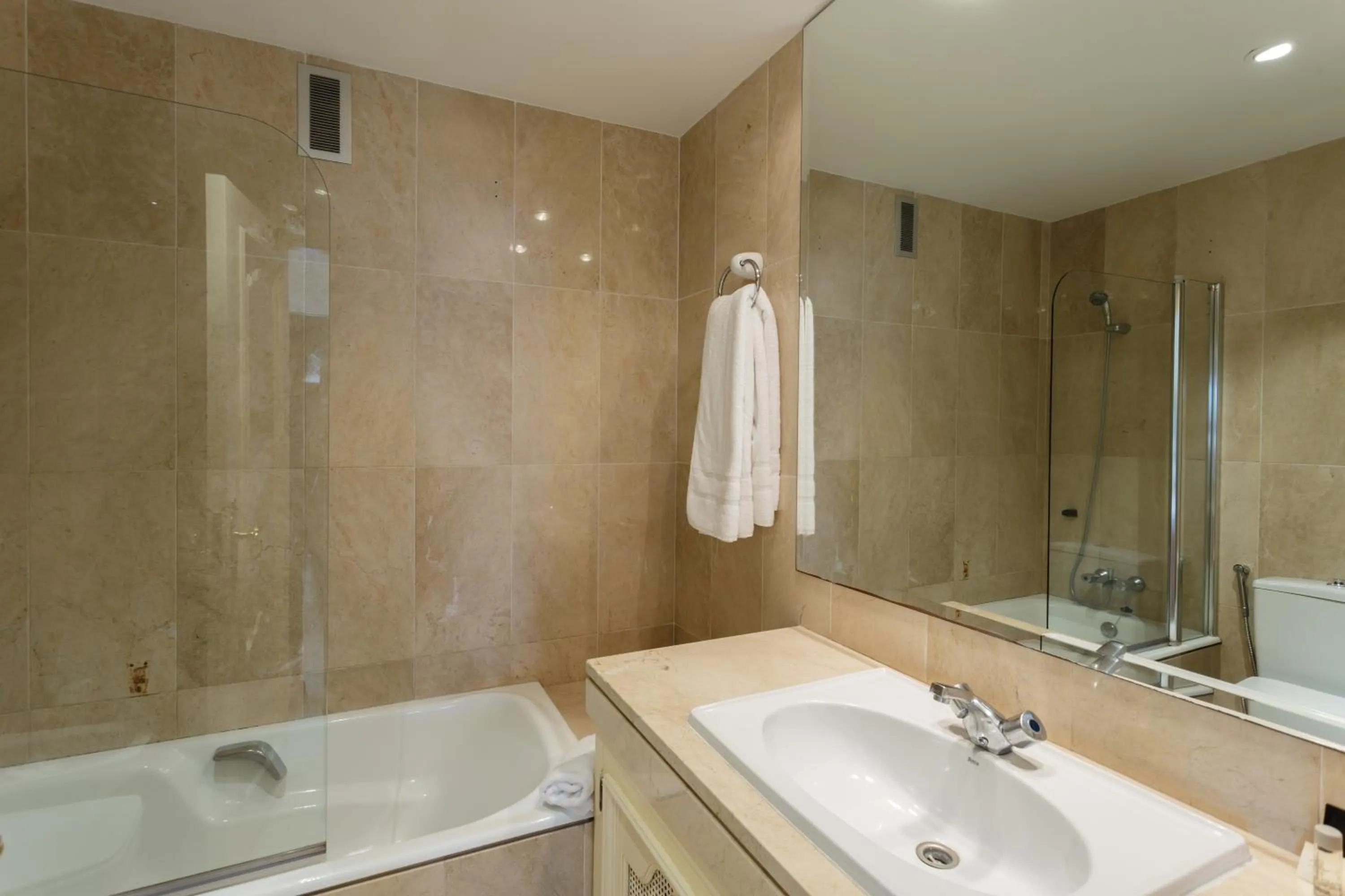 Shower in Coral Beach Aparthotel