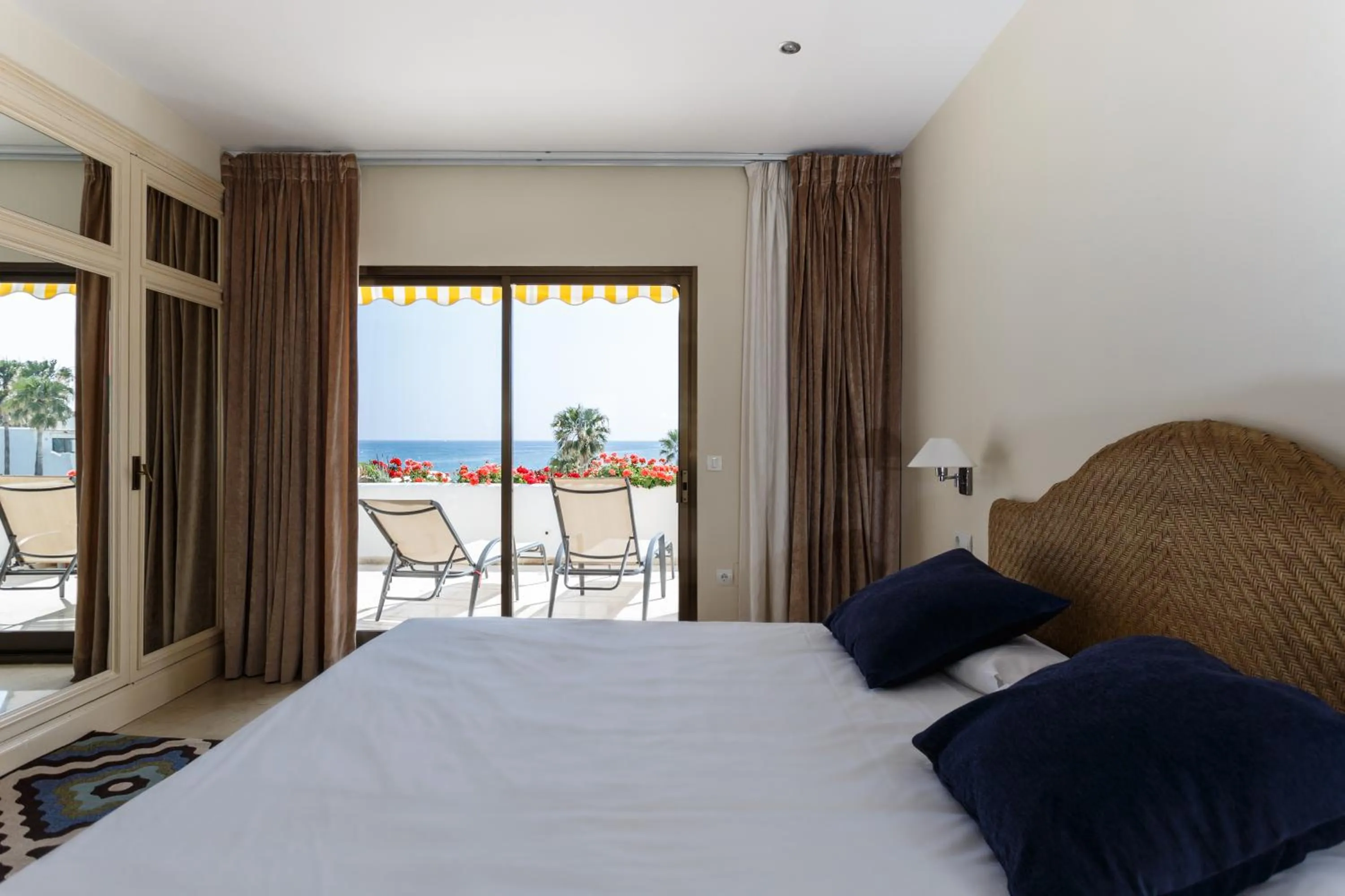 Bedroom, Bed in Coral Beach Aparthotel