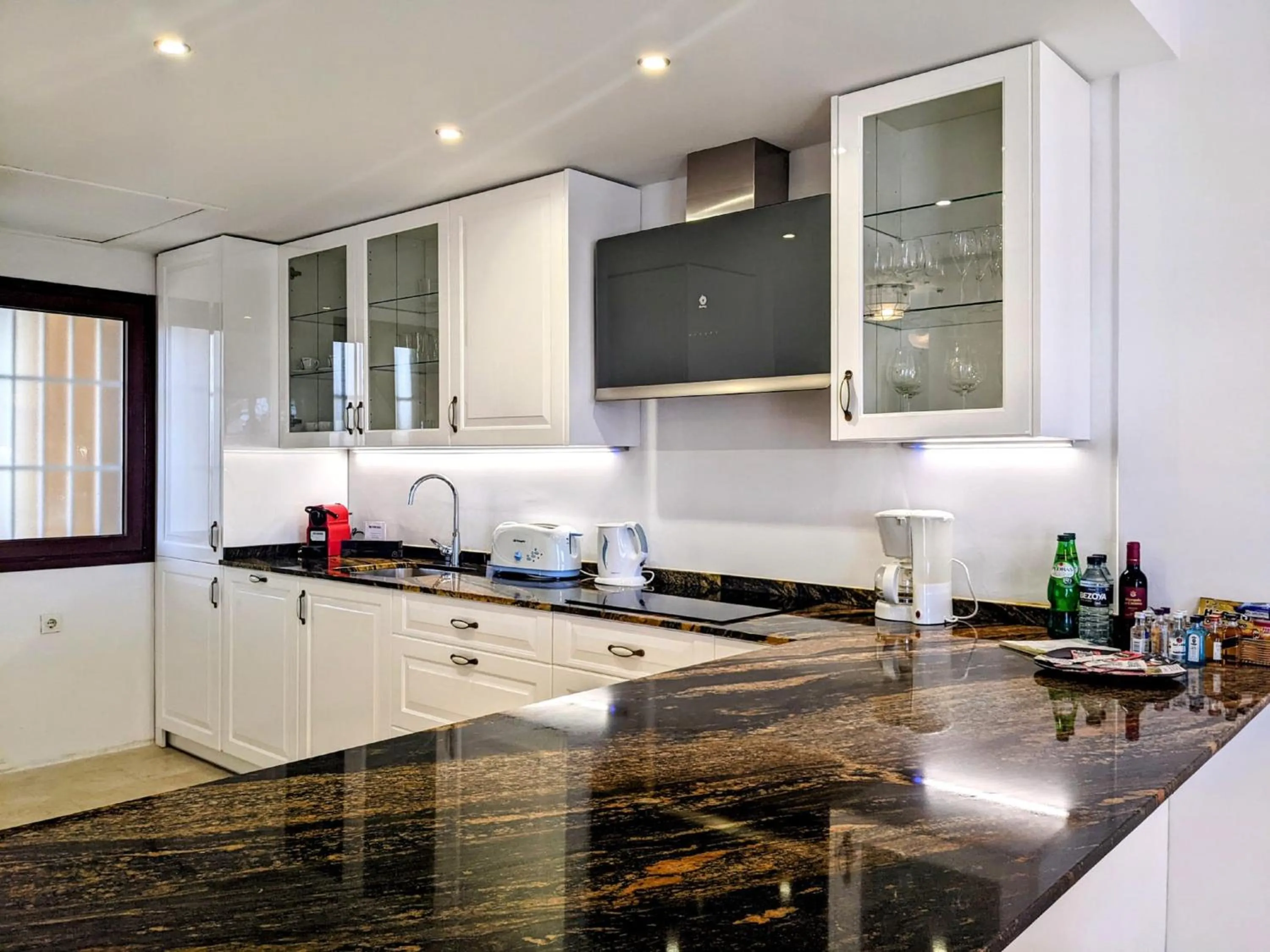 Kitchen or kitchenette in Coral Beach Aparthotel