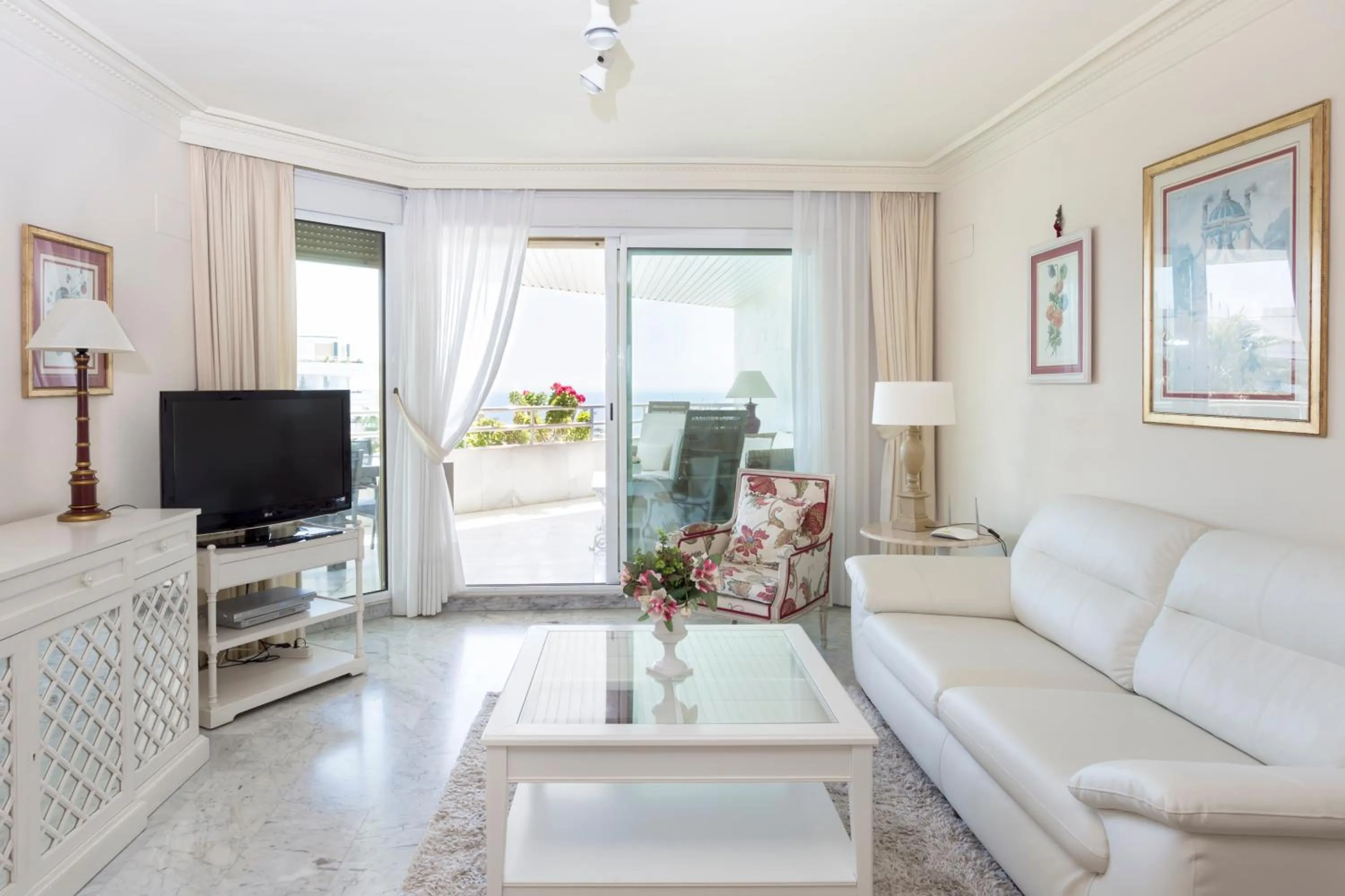 Living room in Coral Beach Aparthotel