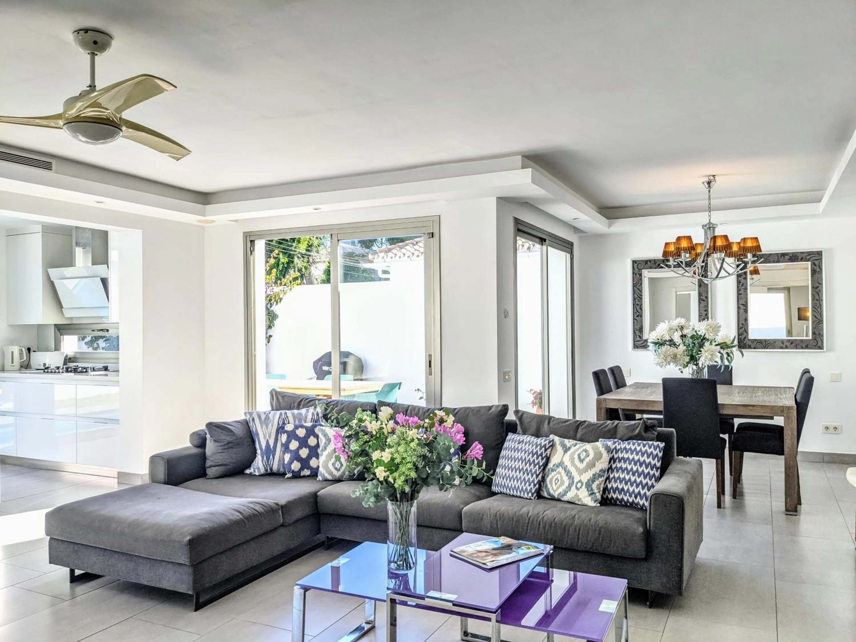 Living room in Coral Beach Aparthotel
