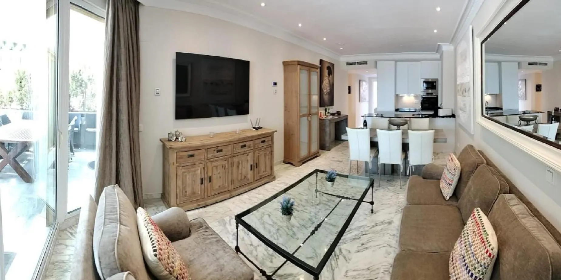 Living room in Coral Beach Aparthotel