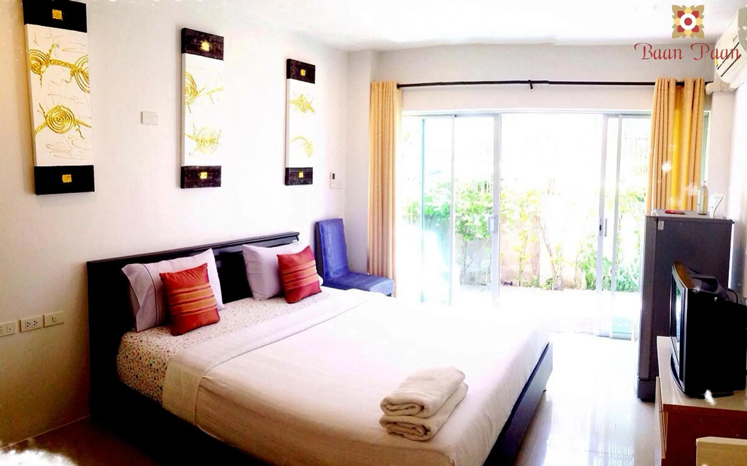 Photo of the whole room, Bed in Baan Paan Hua Hin
