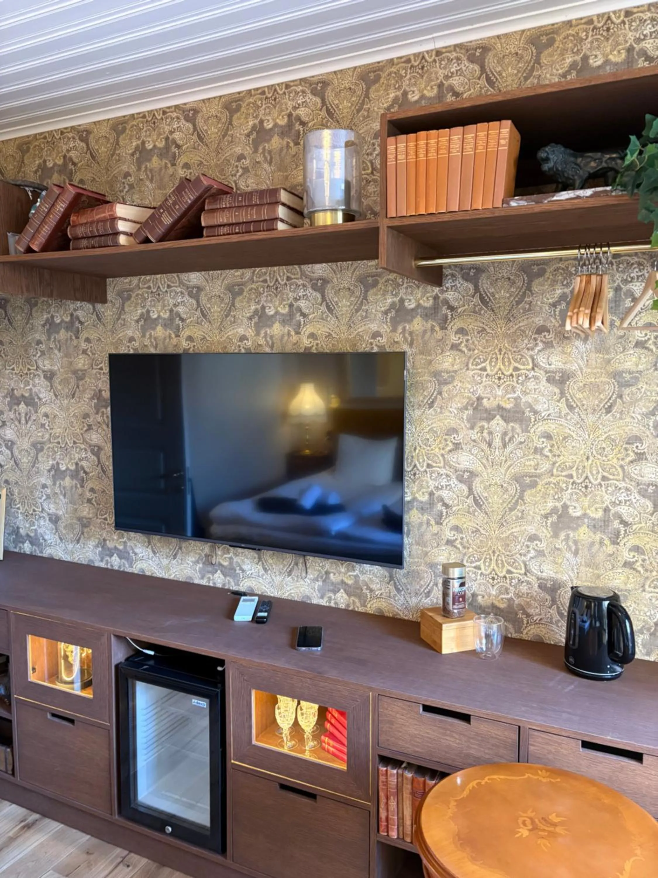 TV and multimedia in Cameo Boutique Hotell