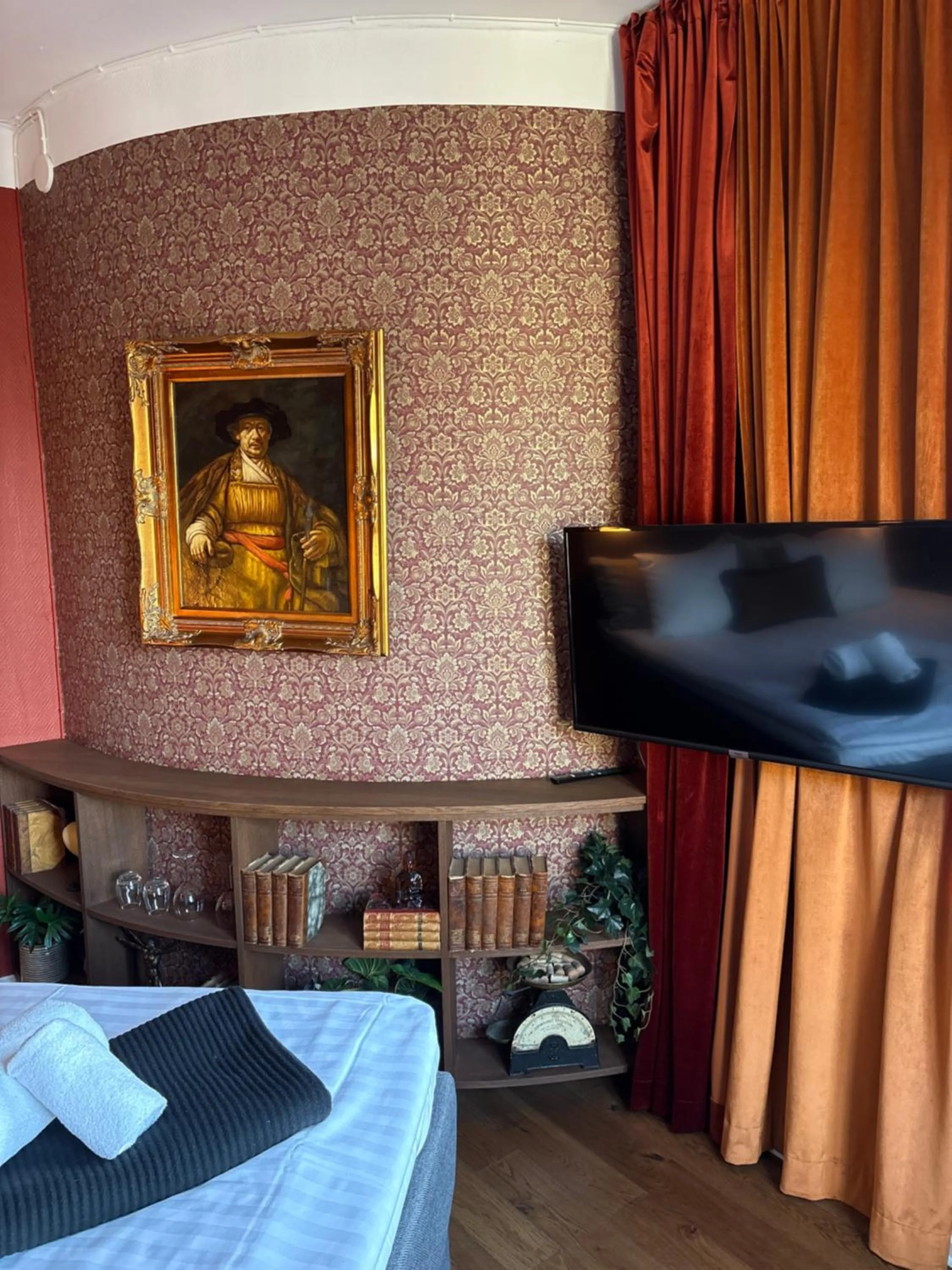 Photo of the whole room, Bed in Cameo Boutique Hotell