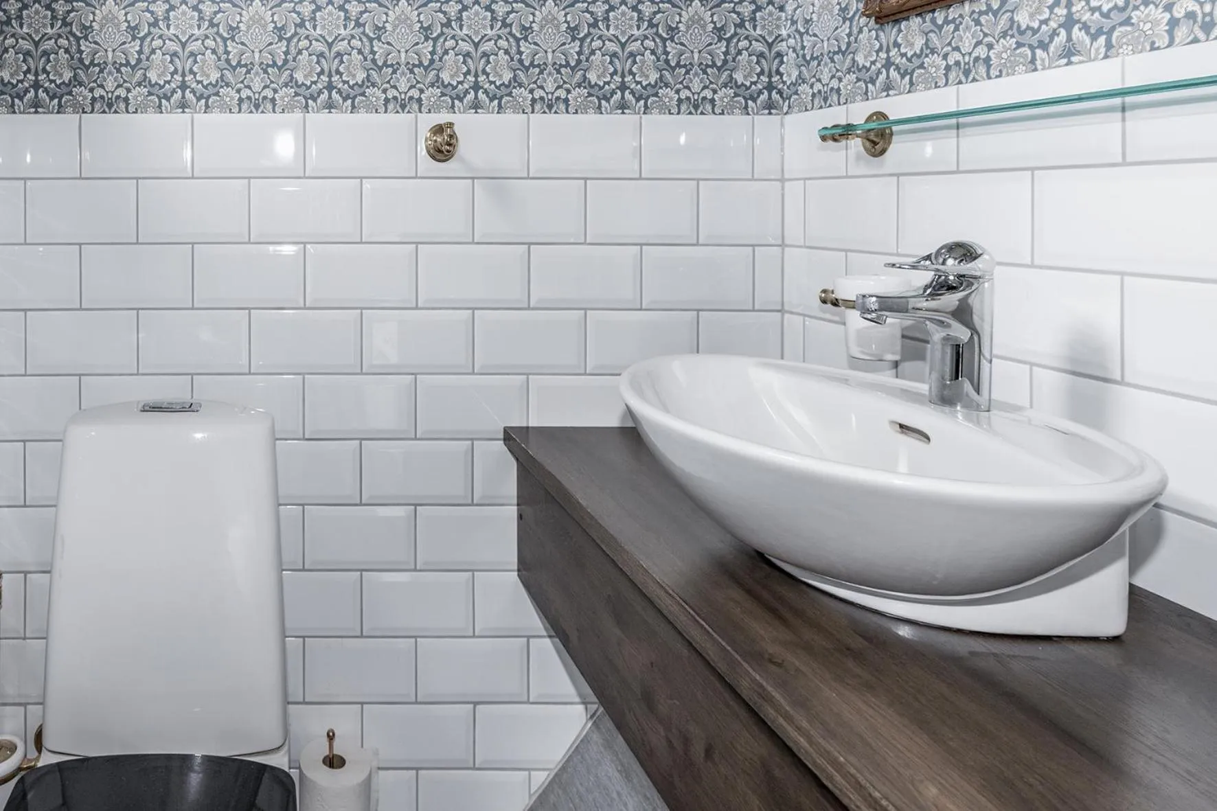 Toilet in Cameo Boutique Hotell