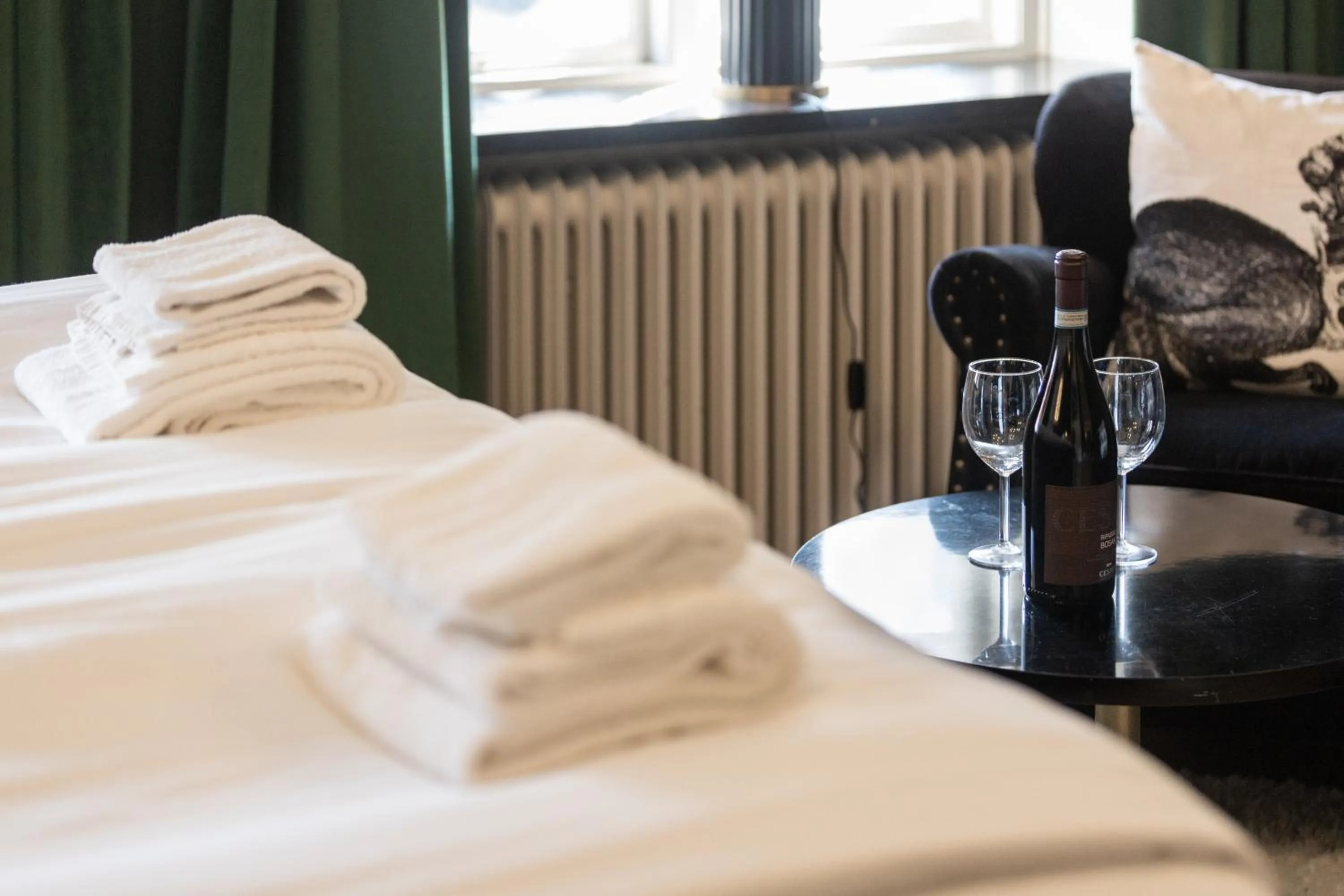 Property building, Bed in Cameo Boutique Hotell