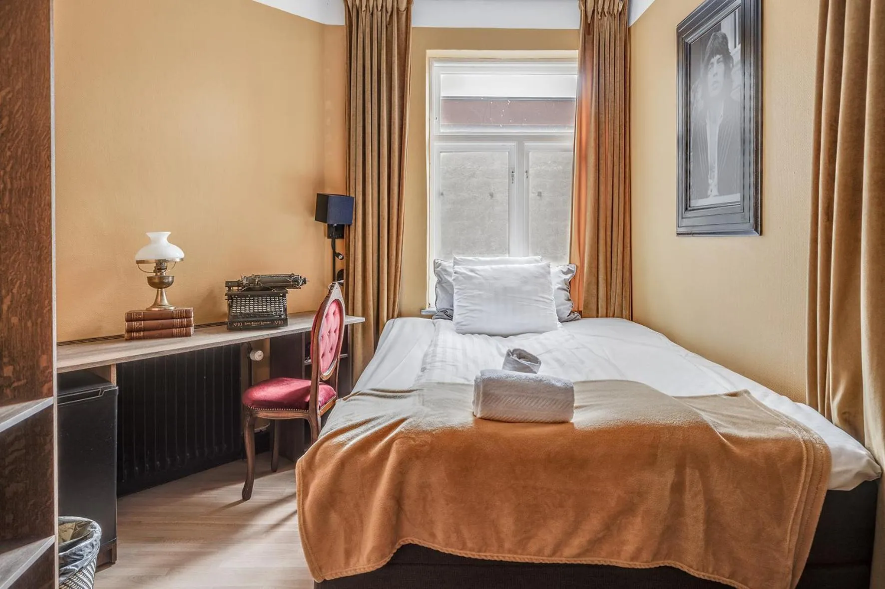 Property building, Bed in Cameo Boutique Hotell