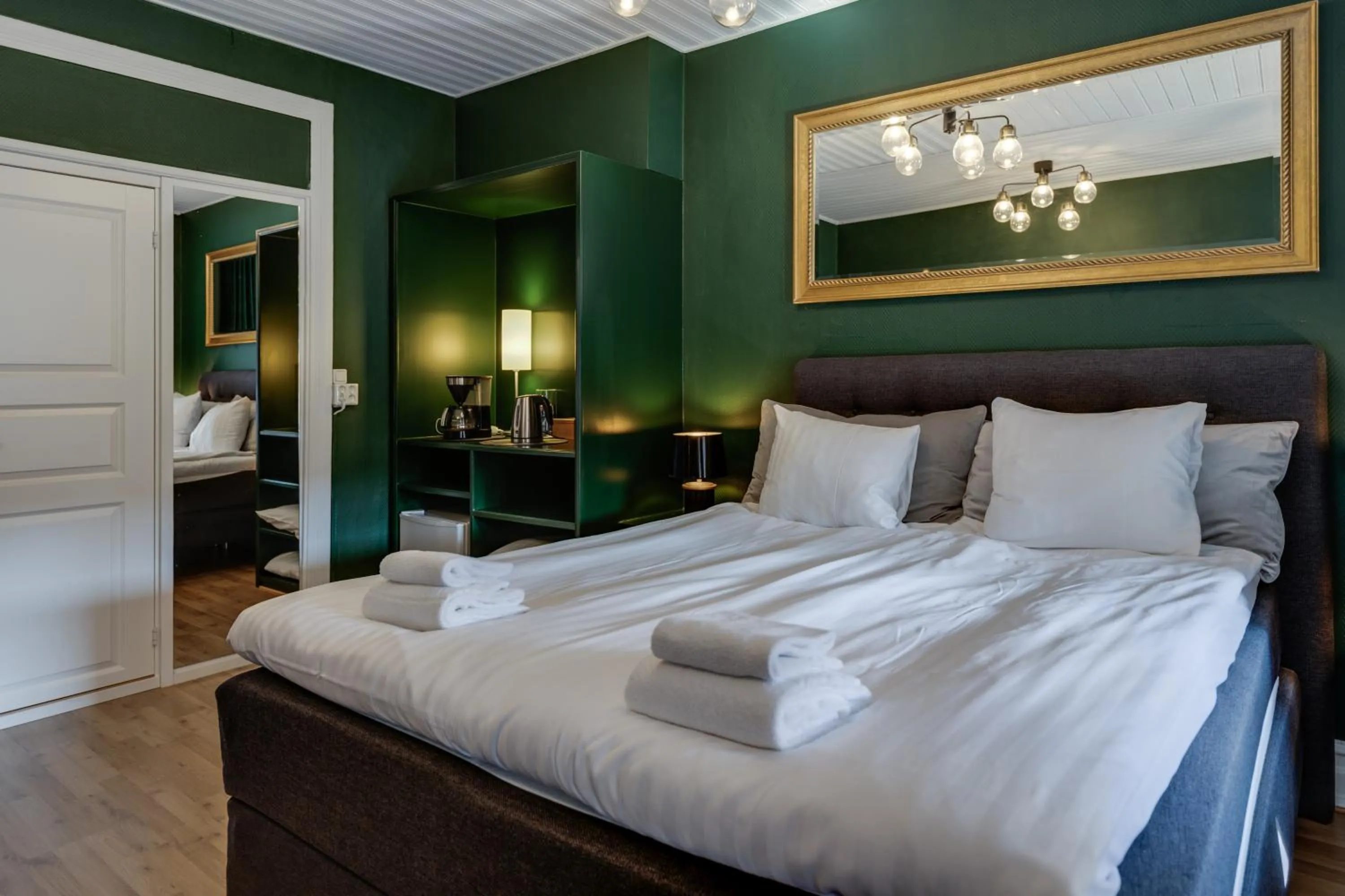 Property building, Bed in Cameo Boutique Hotell