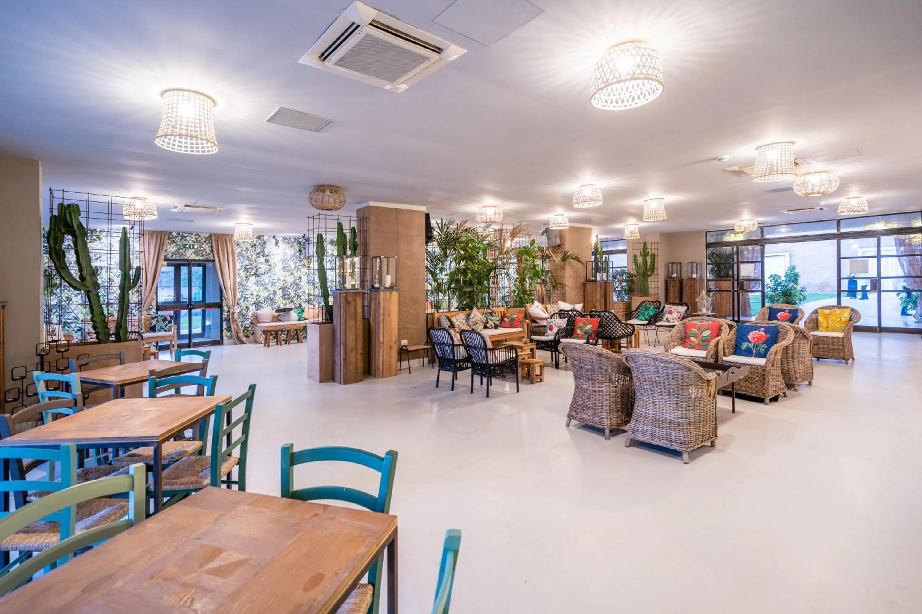 Restaurant/places to eat in Capo Peloro Hotel