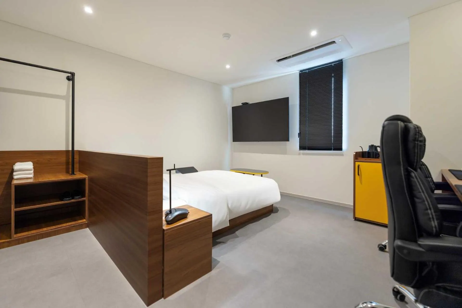 Photo of the whole room, Bed in Moor Hotel Mokpo By Anook