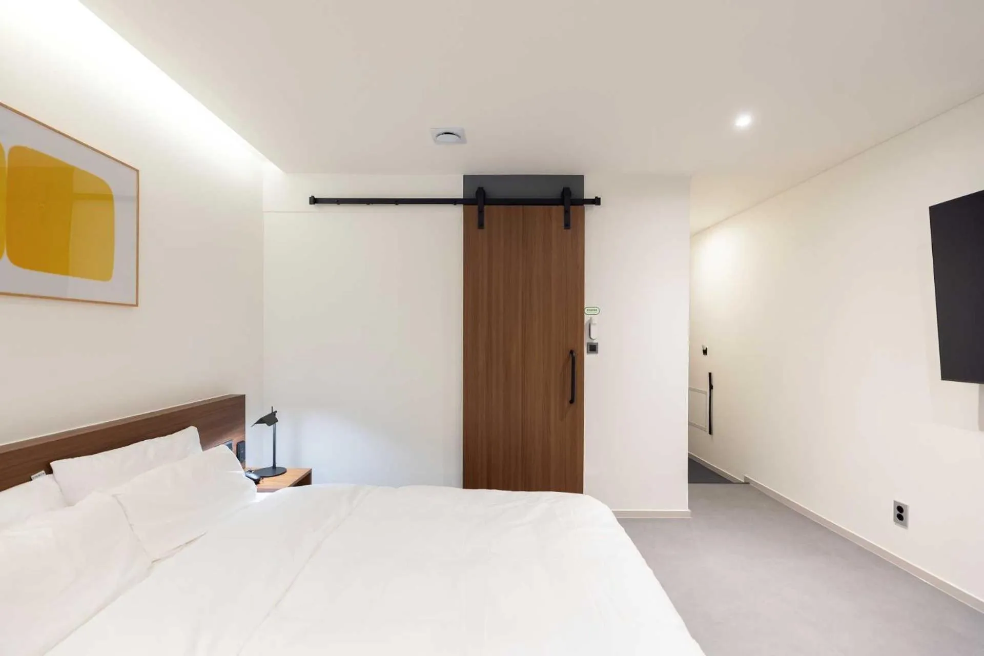 Photo of the whole room, Bed in Moor Hotel Mokpo By Anook