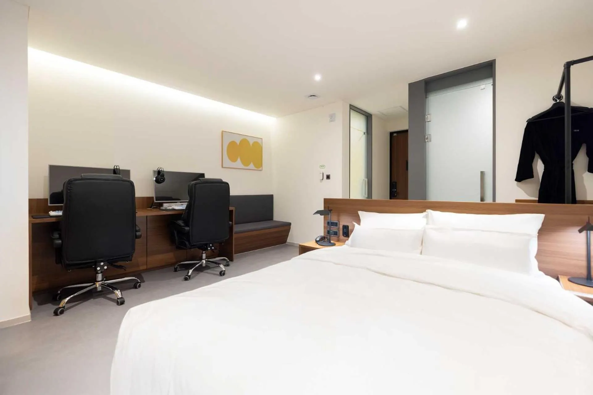 Seating area, Bed in Moor Hotel Mokpo By Anook