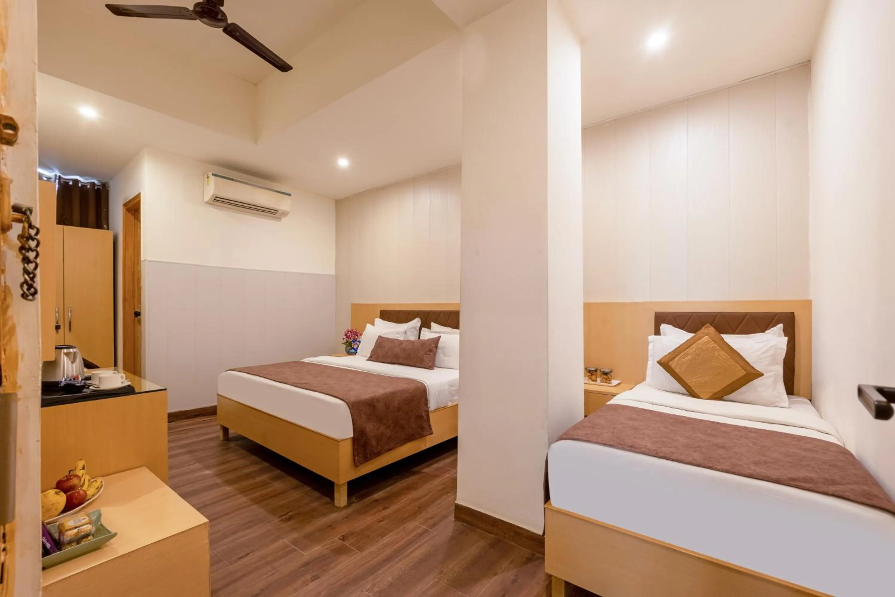 Bed in Airport Hotel Tashree Near Yashobhoomi - Free Airport Drop