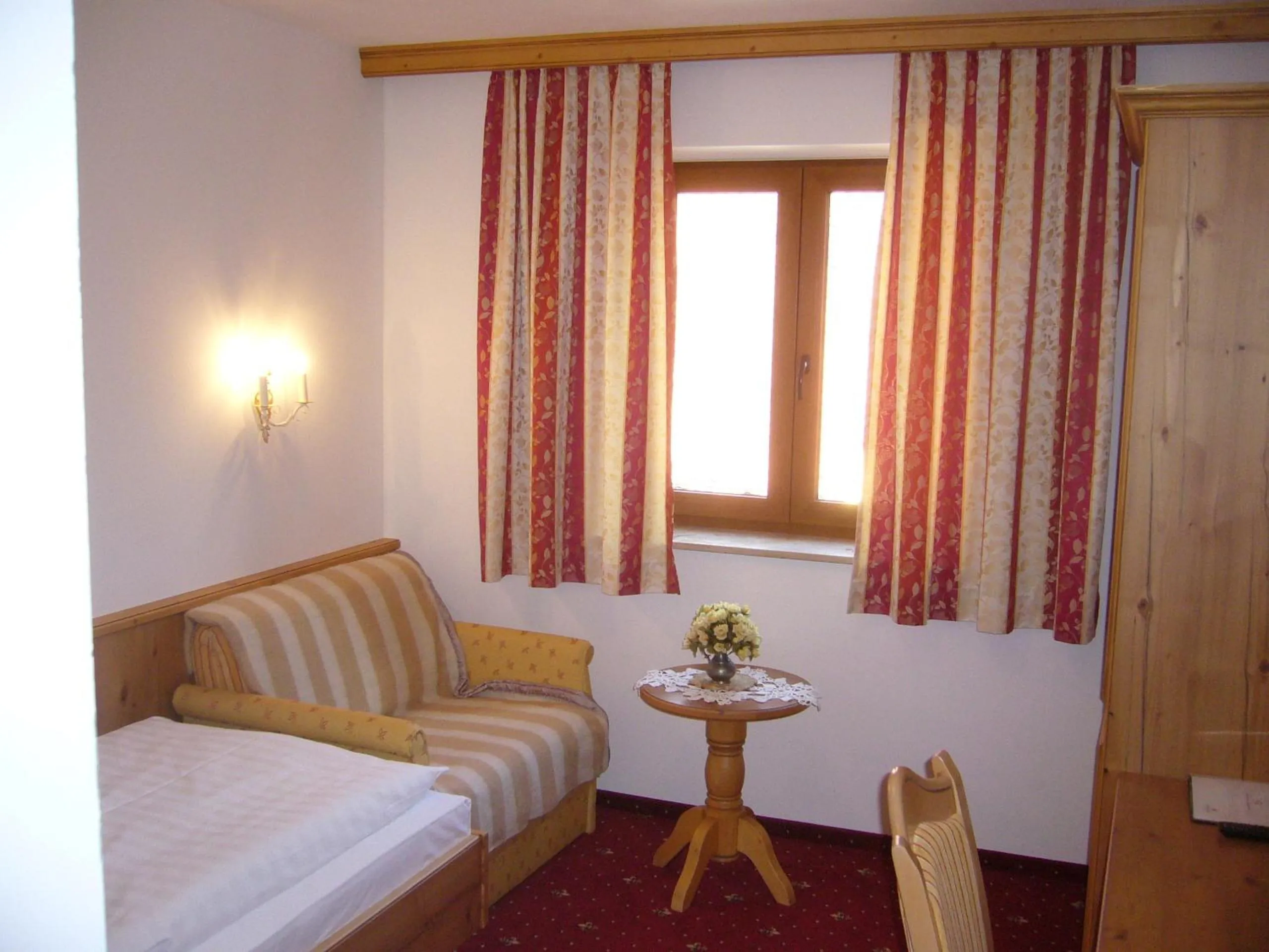 Photo of the whole room, Bed in Alpenhotel Pfaffenwinkel