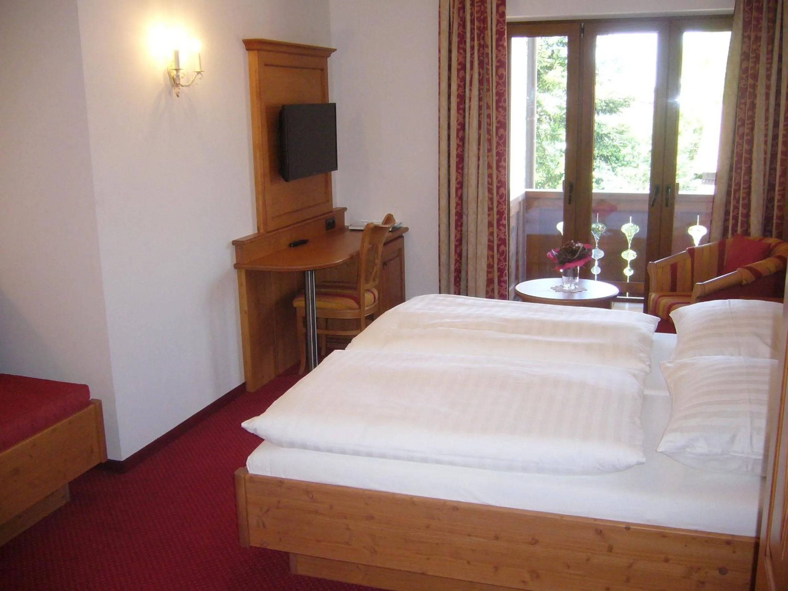 Photo of the whole room, Bed in Alpenhotel Pfaffenwinkel