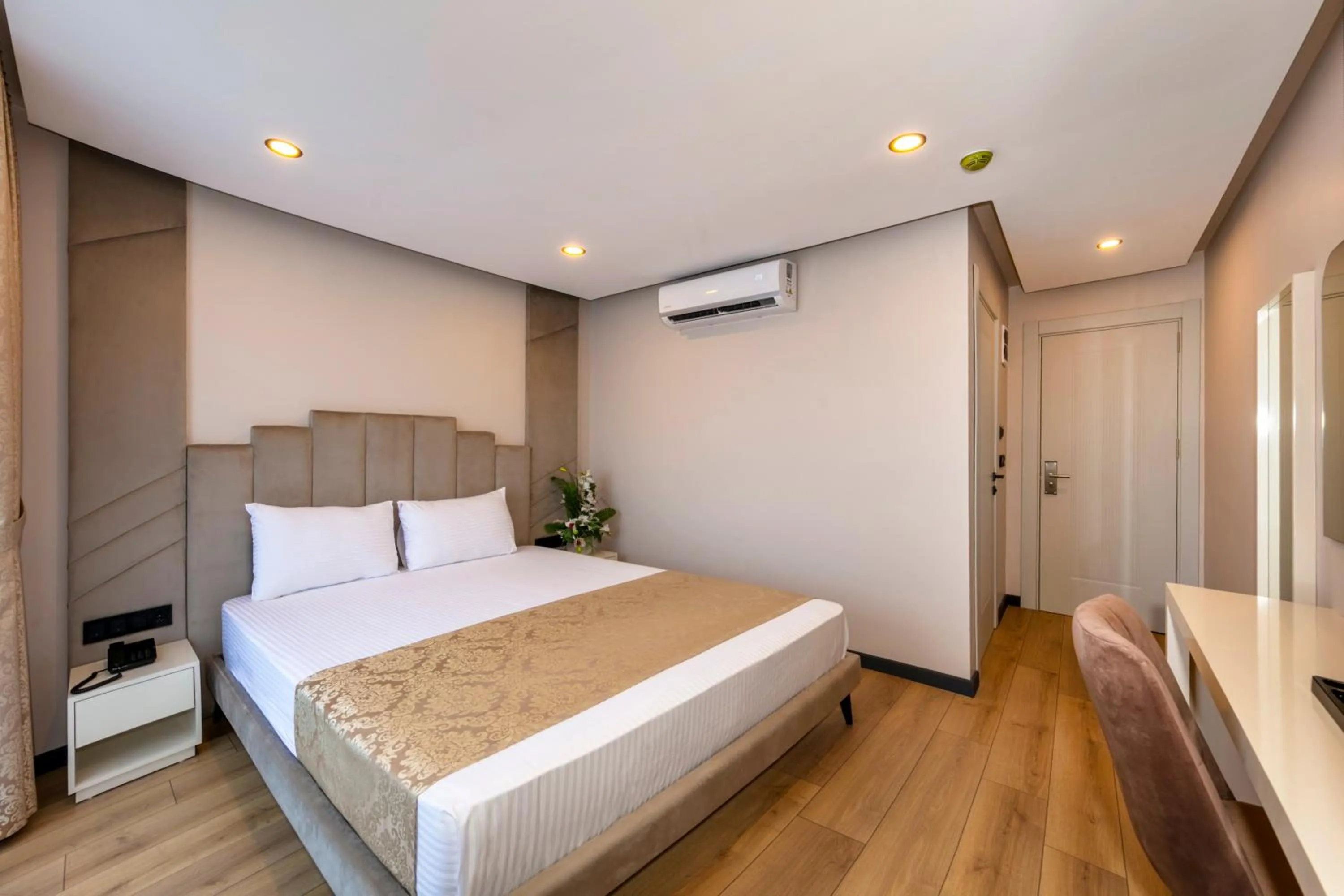 Photo of the whole room, Bed in HillTown Airport Hotel & Restaurant