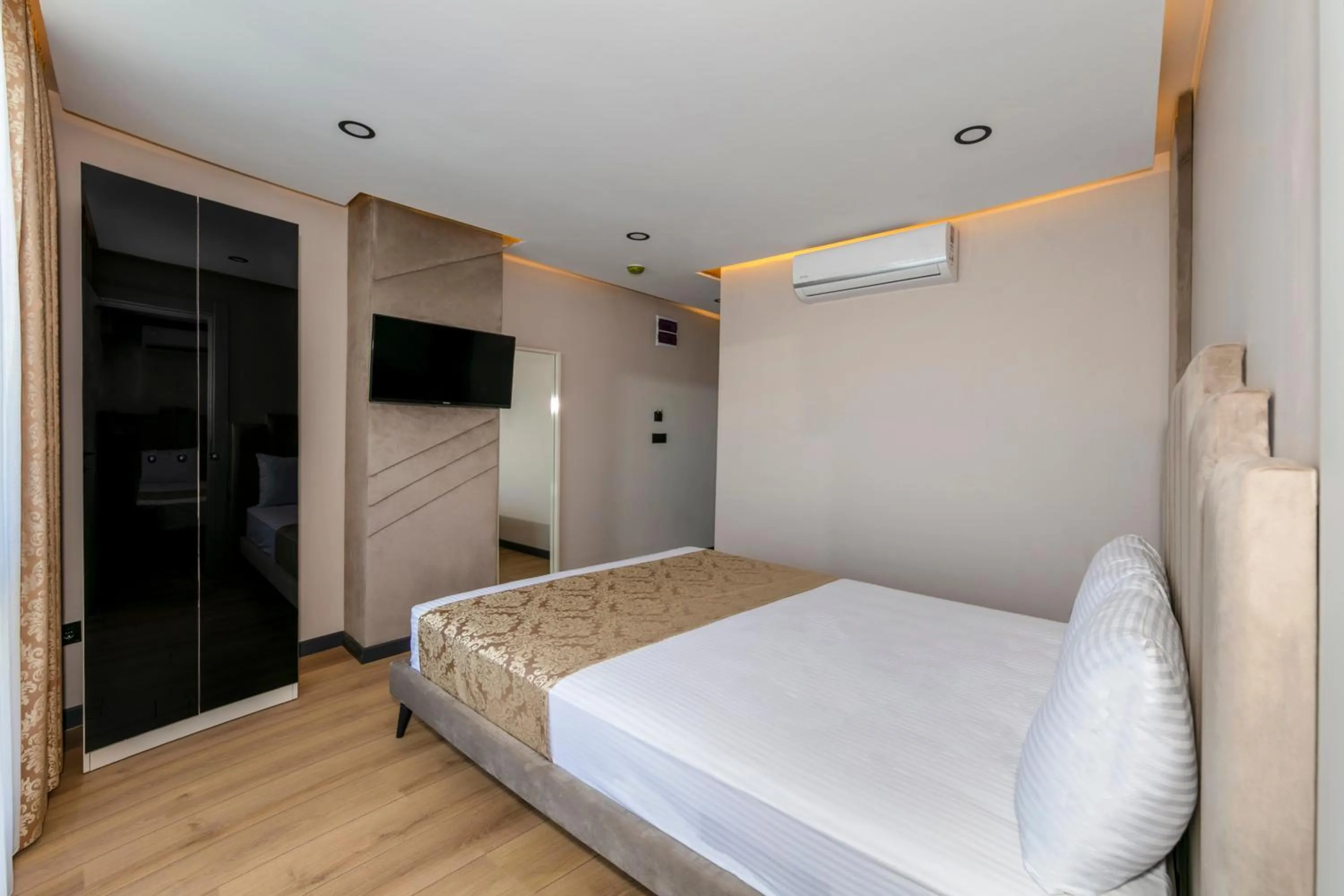 Photo of the whole room, Bed in HillTown Airport Hotel & Restaurant