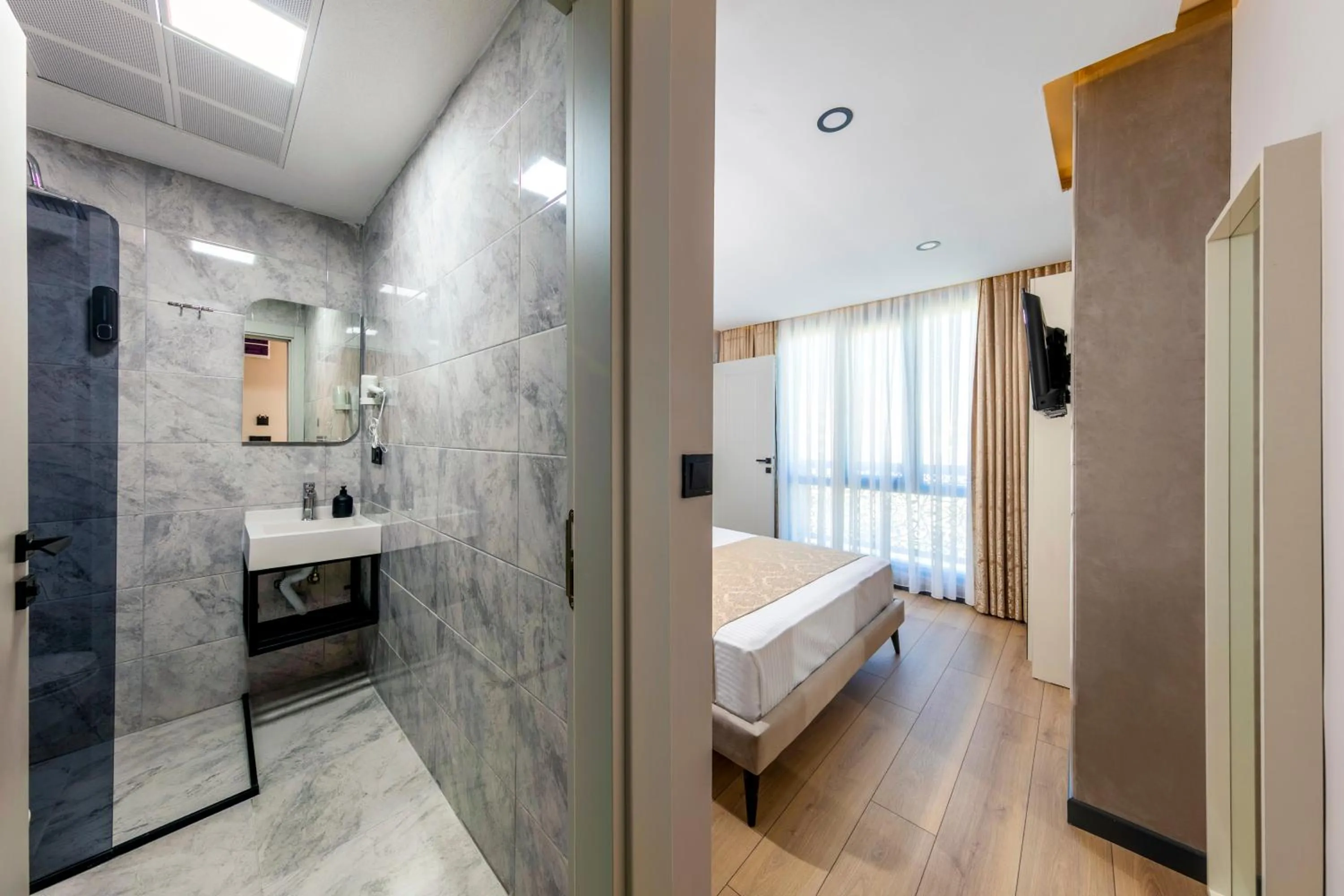 Bathroom, Bed in HillTown Airport Hotel & Restaurant