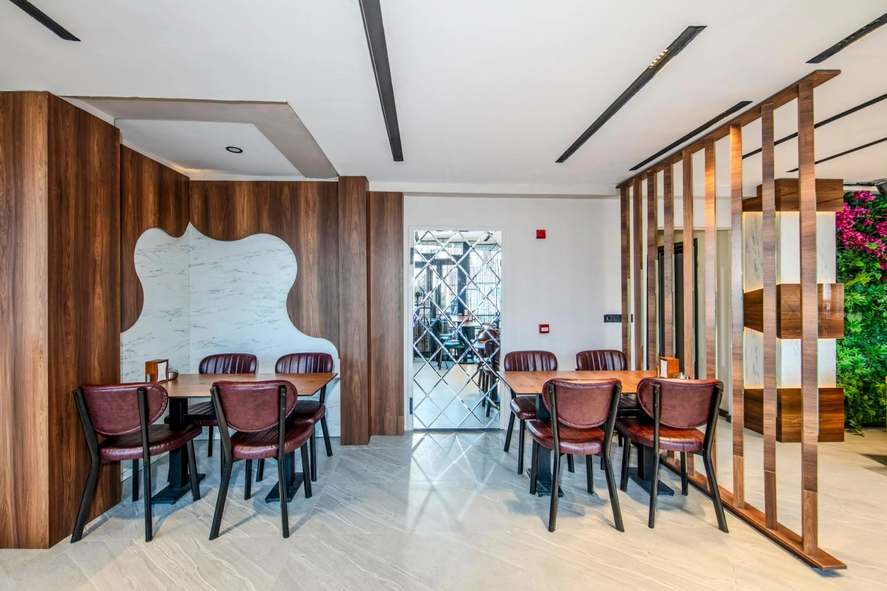 Restaurant/places to eat in Hilltown Airport Hotel & Restaurant