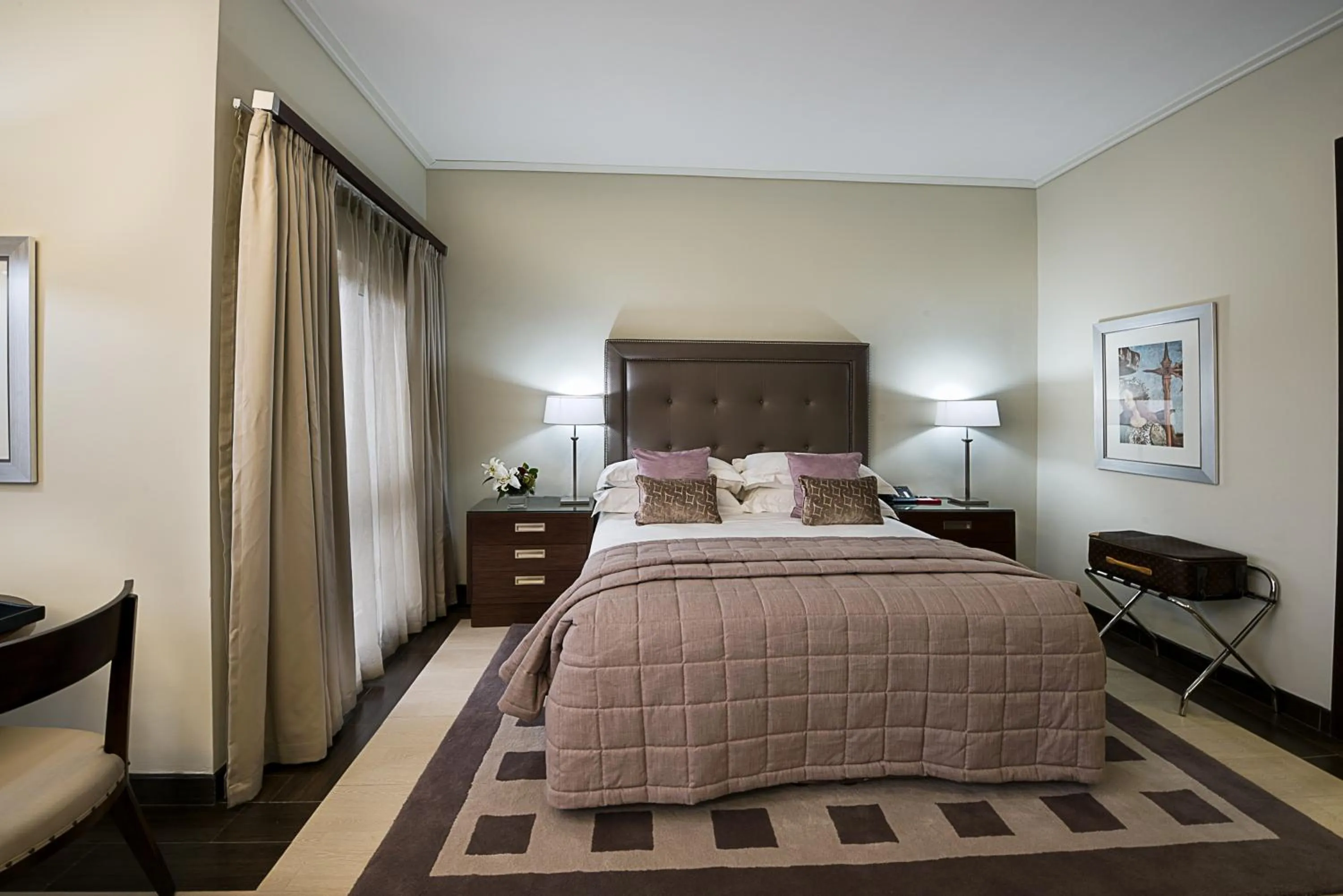 Photo of the whole room, Bed in The George Hotel