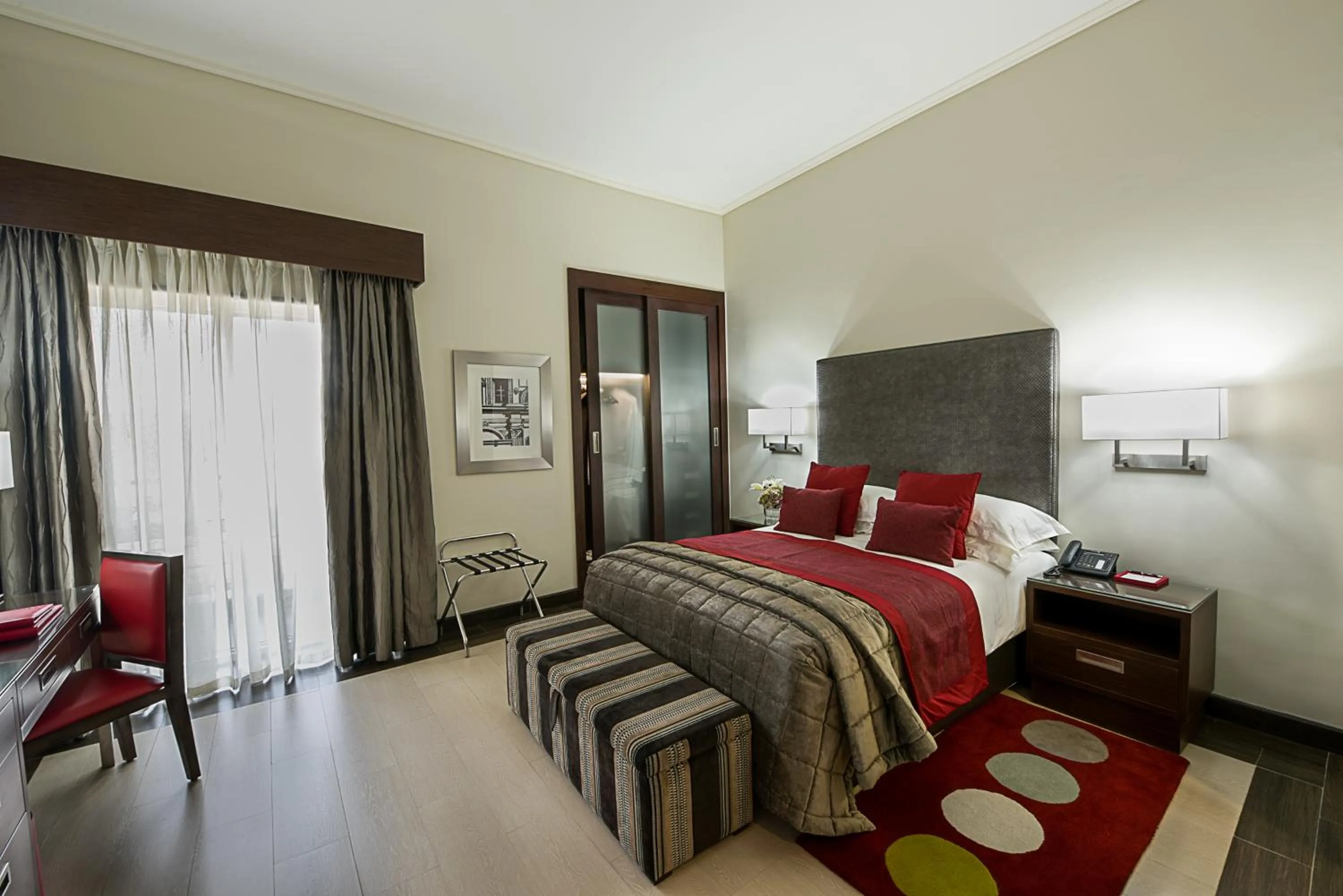 Photo of the whole room, Bed in The George Hotel