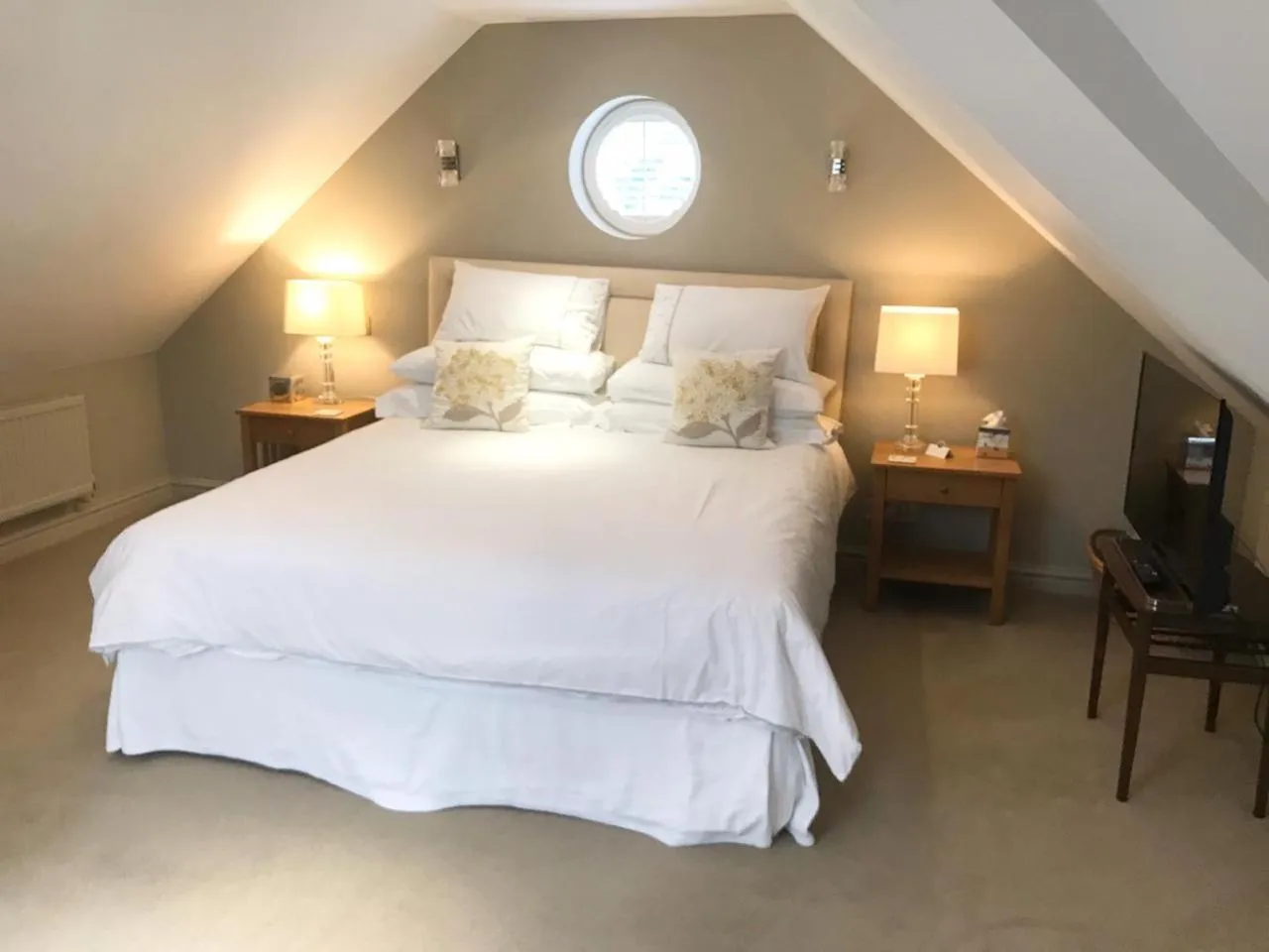 Bedroom, Bed in College View