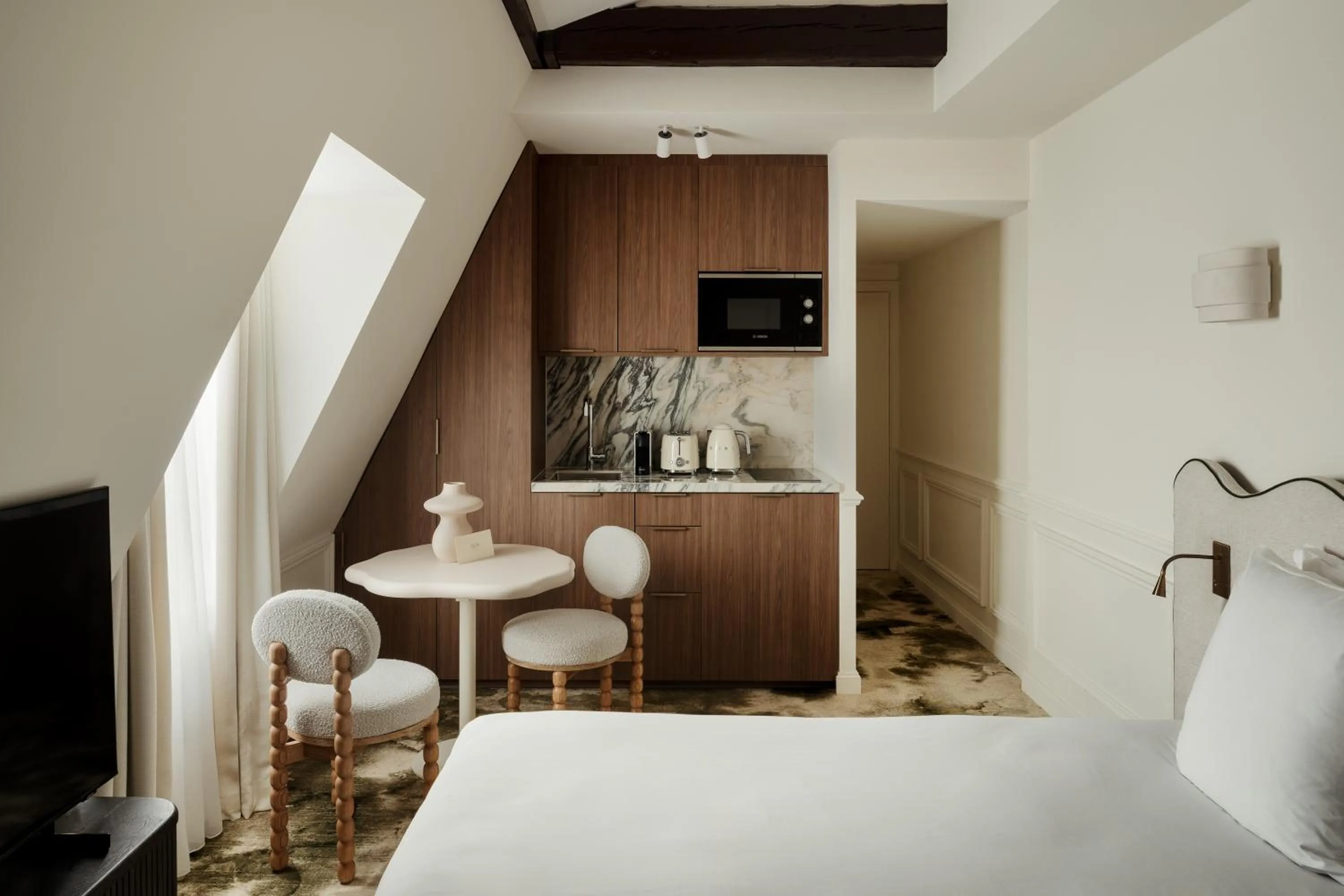 Kitchen or kitchenette, Bed in Léon Hôtel