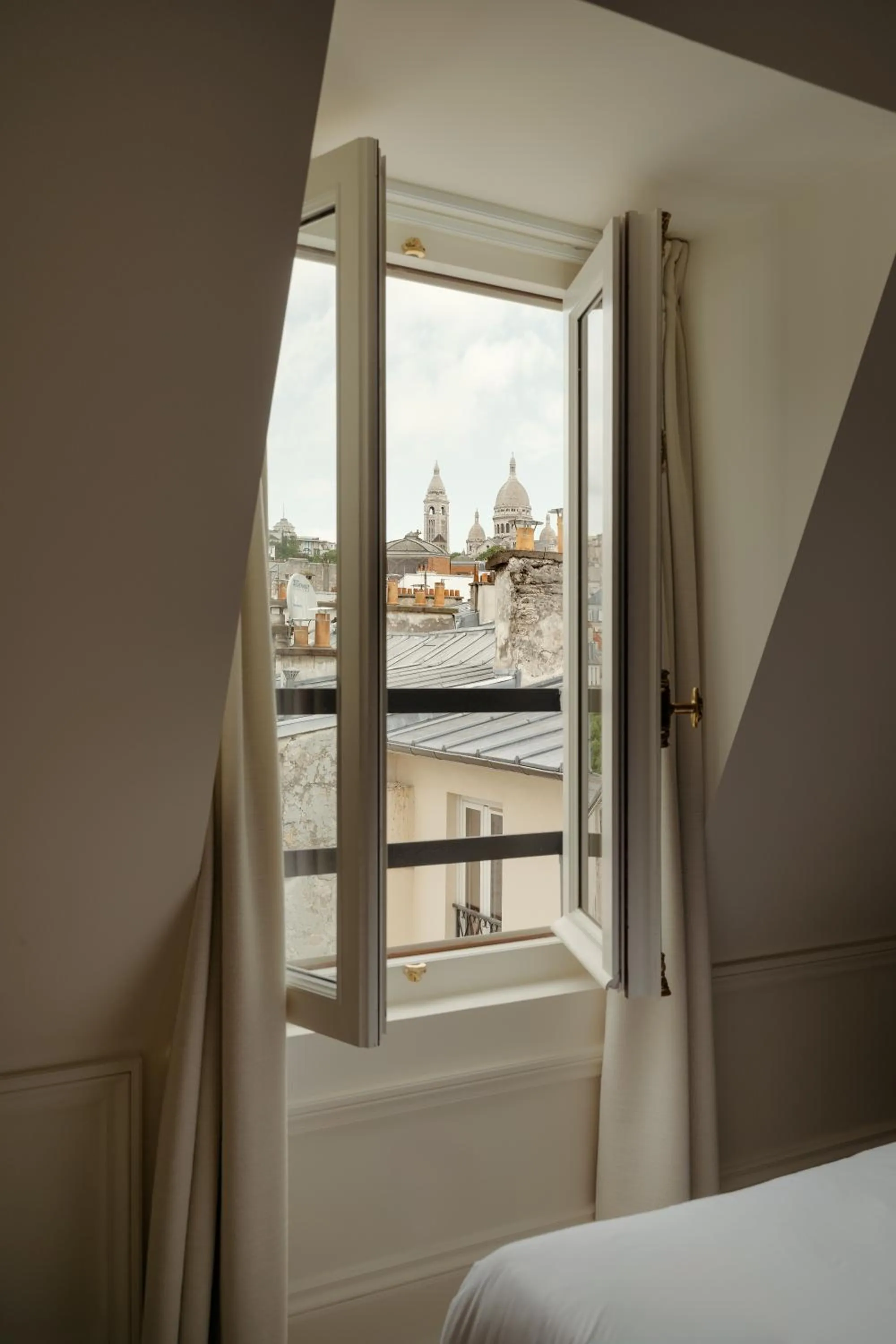 View (from property/room), Bed in Léon Hôtel