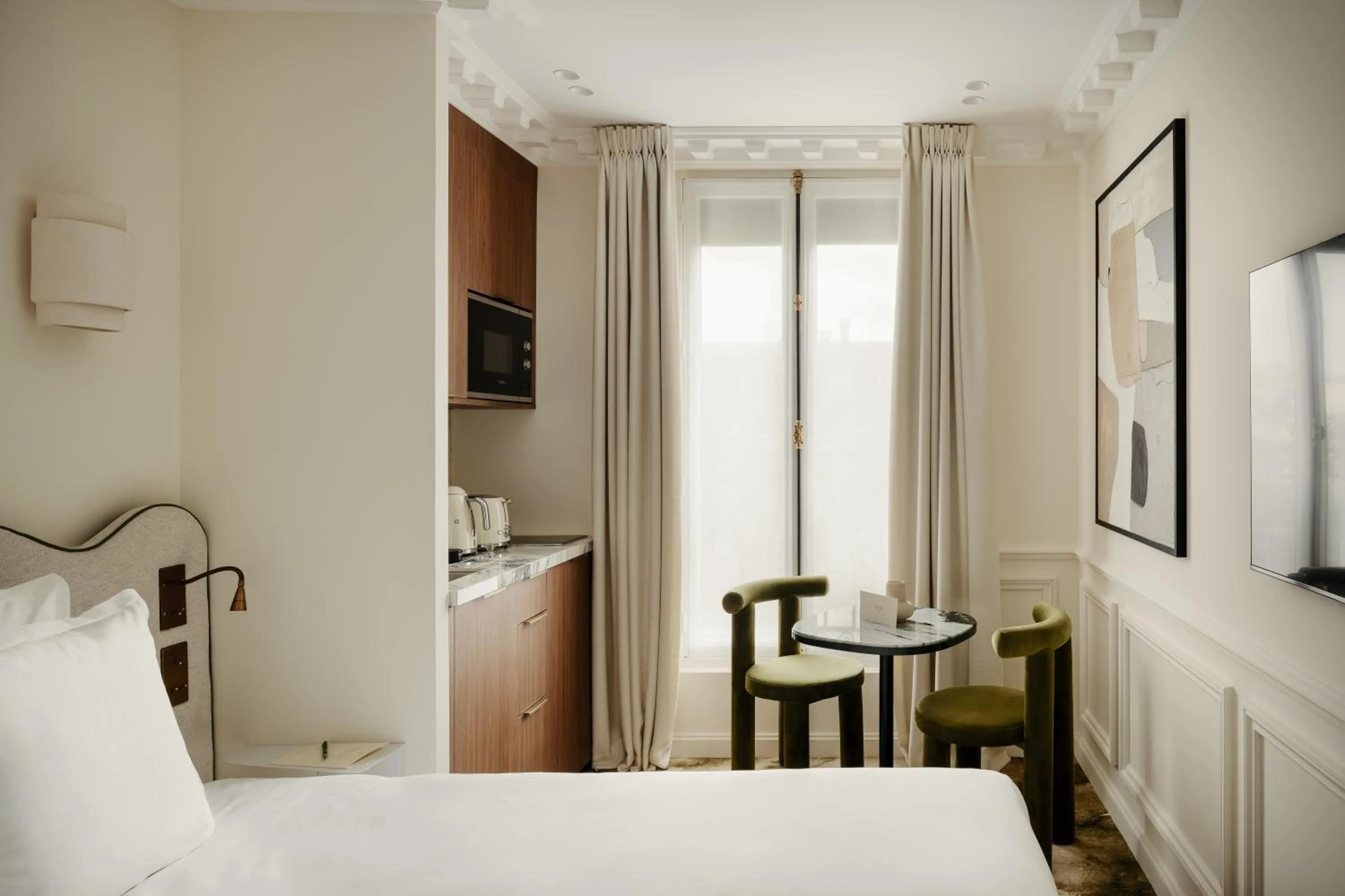 Kitchen or kitchenette, Bed in Léon Hôtel